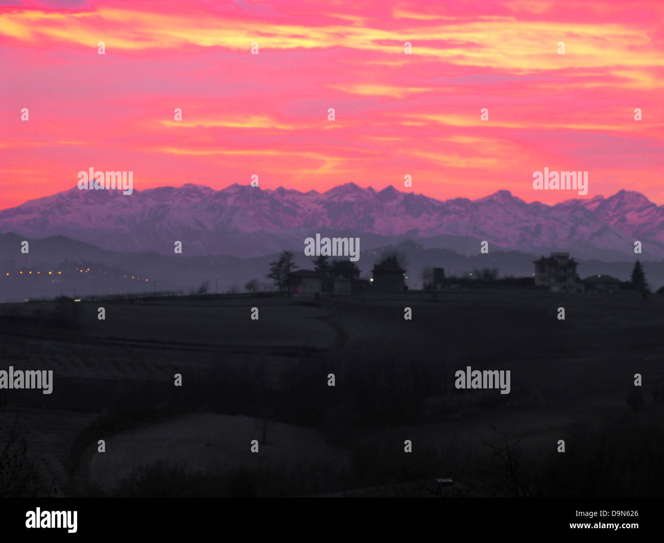 Sonnenuntergang, Alpen, Monferrato, Piemont, Italien Stockfoto