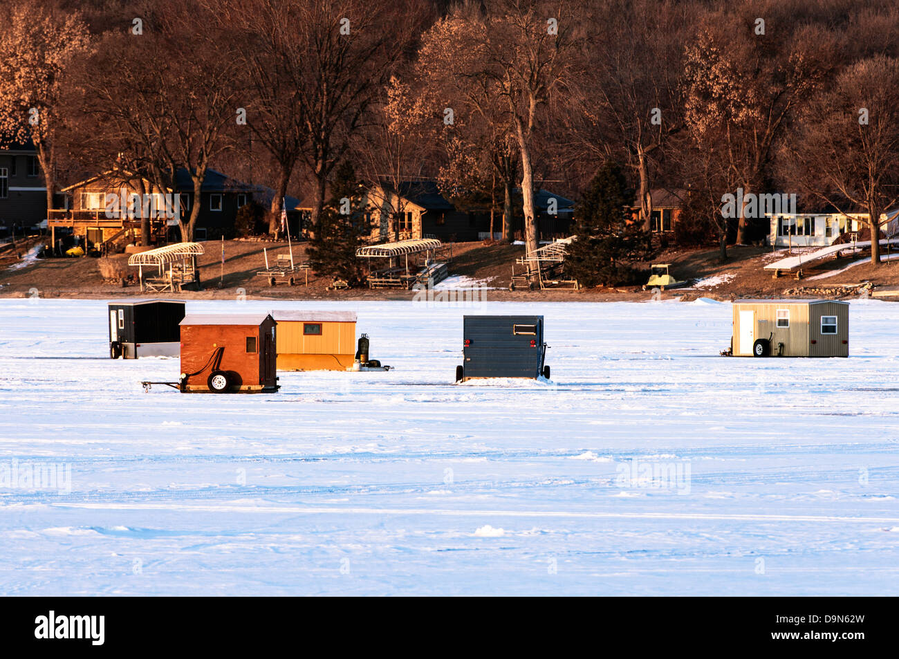 Eis Angeln Häuser auf gefrorenen Spring Lake im Scott County, Minnesota Stockfoto