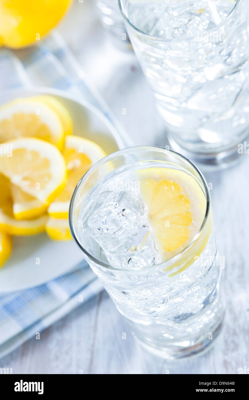 Erfrischende eiskaltes Wasser mit Zitrone zu trinken bereit Stockfoto