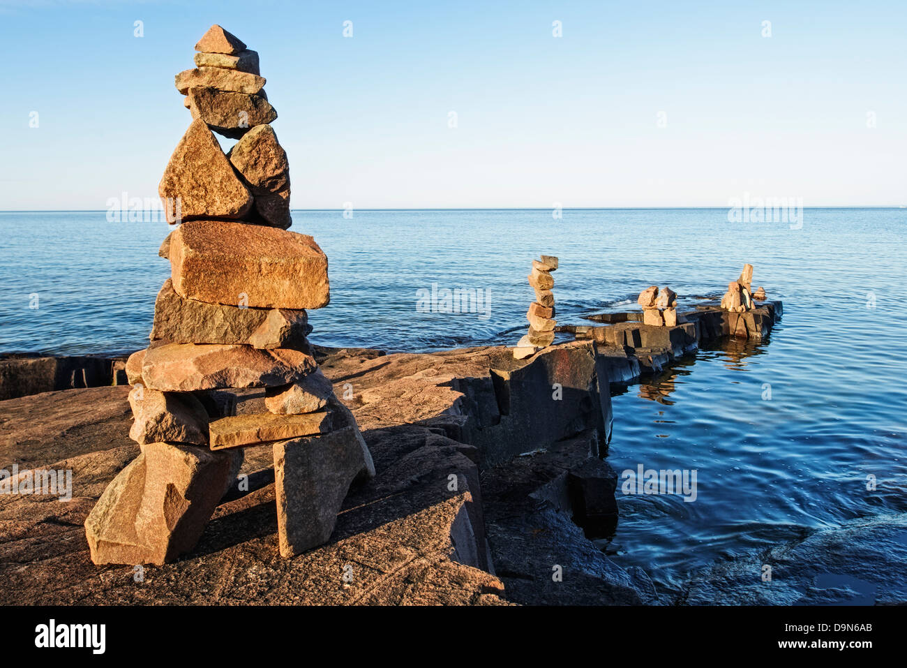 Rock Skulpturen oder Cairns entlang der Ufer des Lake Superior Grand Marais Zeitpunkt Künstler. Stockfoto