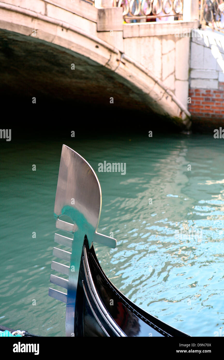 Nahaufnahme Detail der Gondel am Kanal, Venedig, Italien Stockfoto