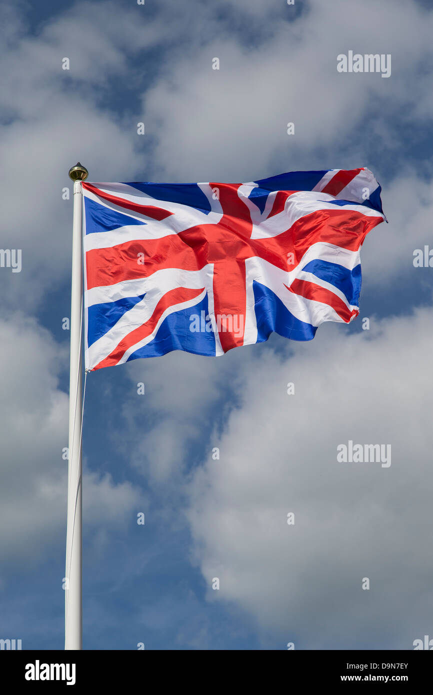 Union Jack-Flagge am Fahnenmast im Wind wehen. Britische Flagge Stockfoto