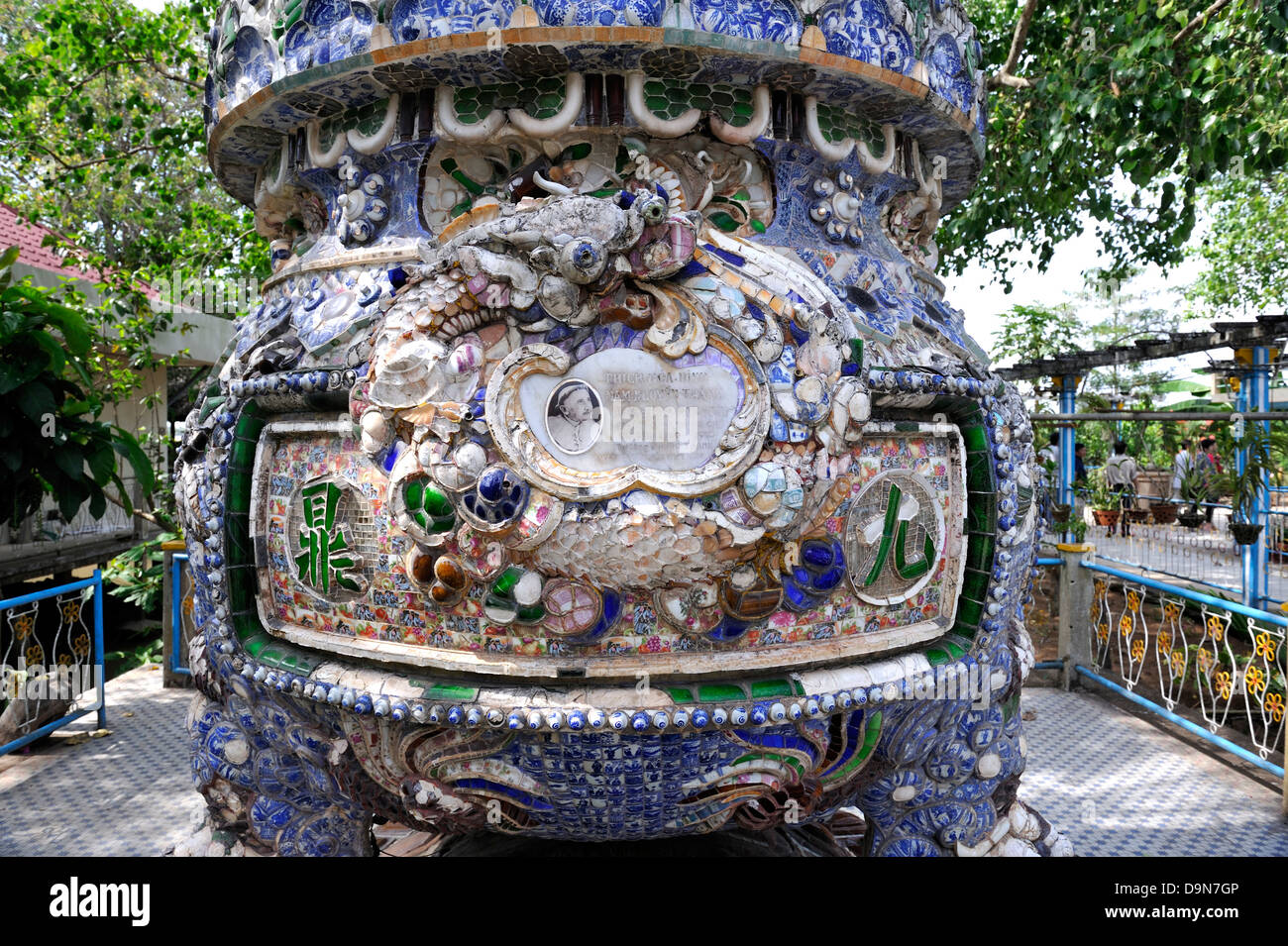 Mosaik-bedeckte Urne zum Gedenken an das Leben und Werk des Mönches Kokosnuss (Dao Dua), auf der Insel Con Phung. Mekong-Fluss, Vietnam Stockfoto
