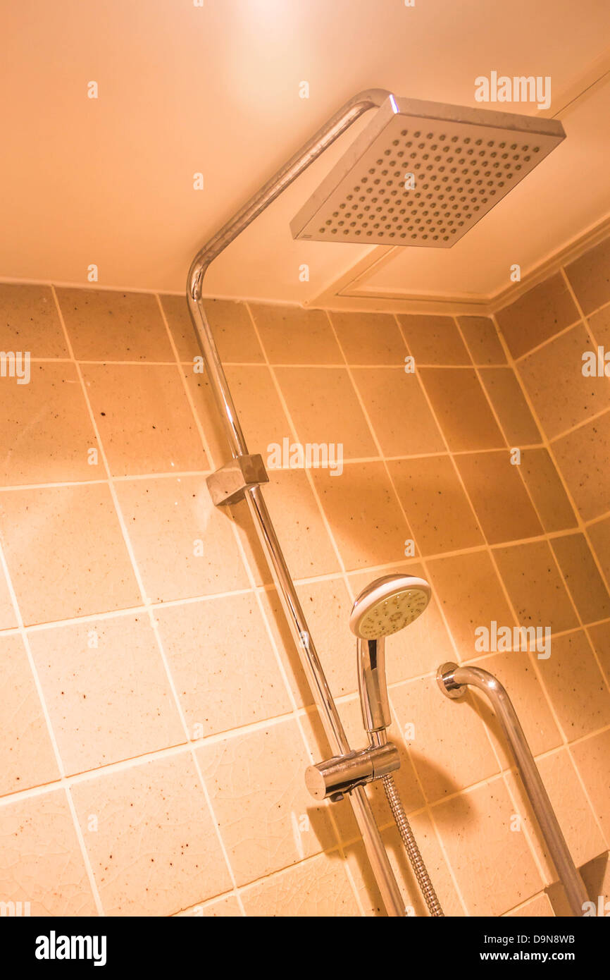 Duschkabine mit Kopfbrause in Hotelzimmer Stockfoto