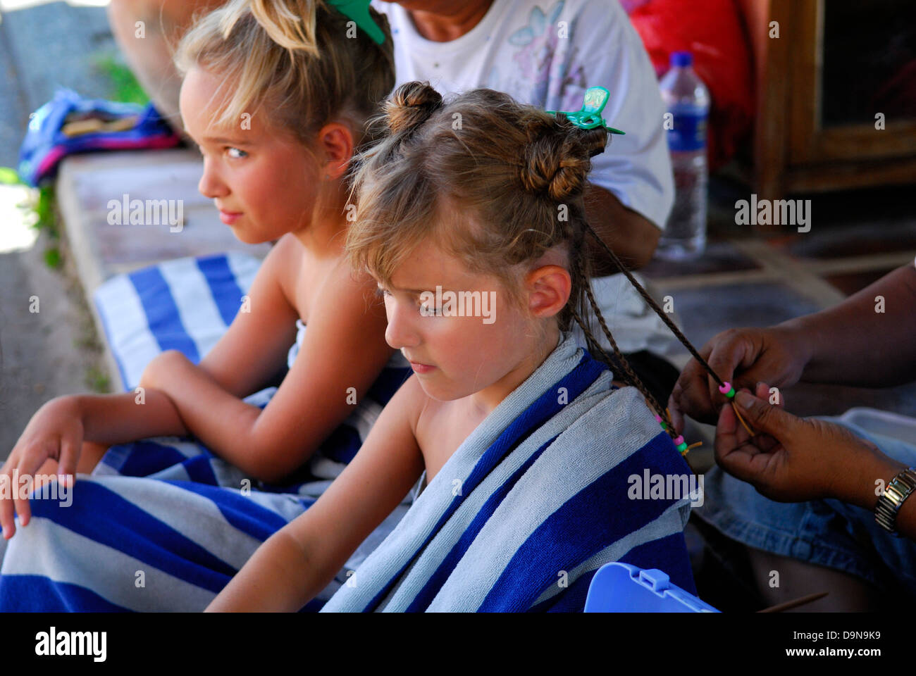 Zwei australische Kinder (9 Jahre alt und 6 Jahre alt) haben ihre Haare geflochten. Sanur, Bali, Indonesien Stockfoto