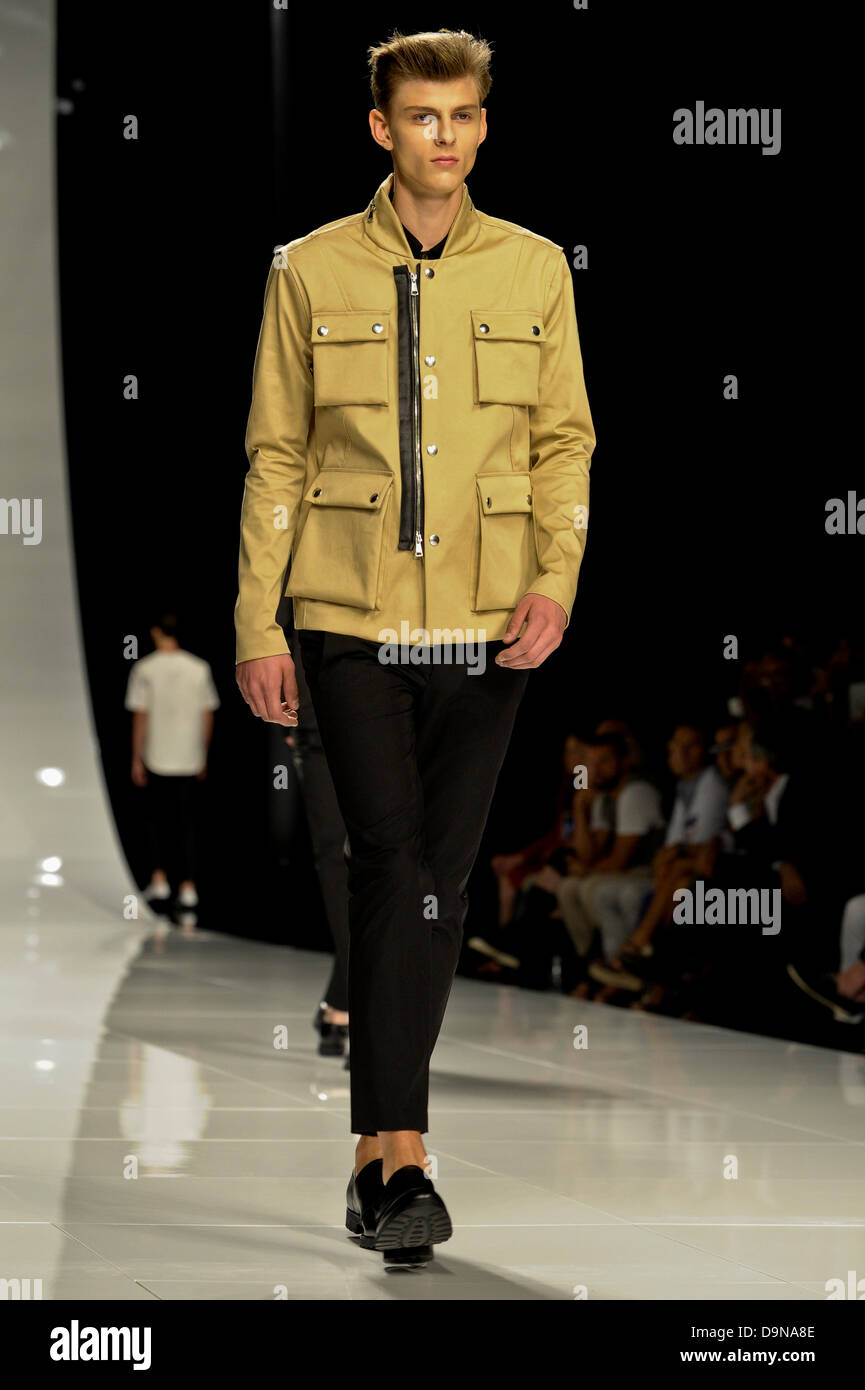 Mailand, Italien. 23. Juni 2013. Ein Model auf dem Laufsteg bei der Präsentation der Eisberg Herren Frühjahr Sommer 2013 Kollektion auf der Mailänder Fashion Week. Bildnachweis: Gaetano Piazzolla/Alamy Live-Nachrichten Stockfoto