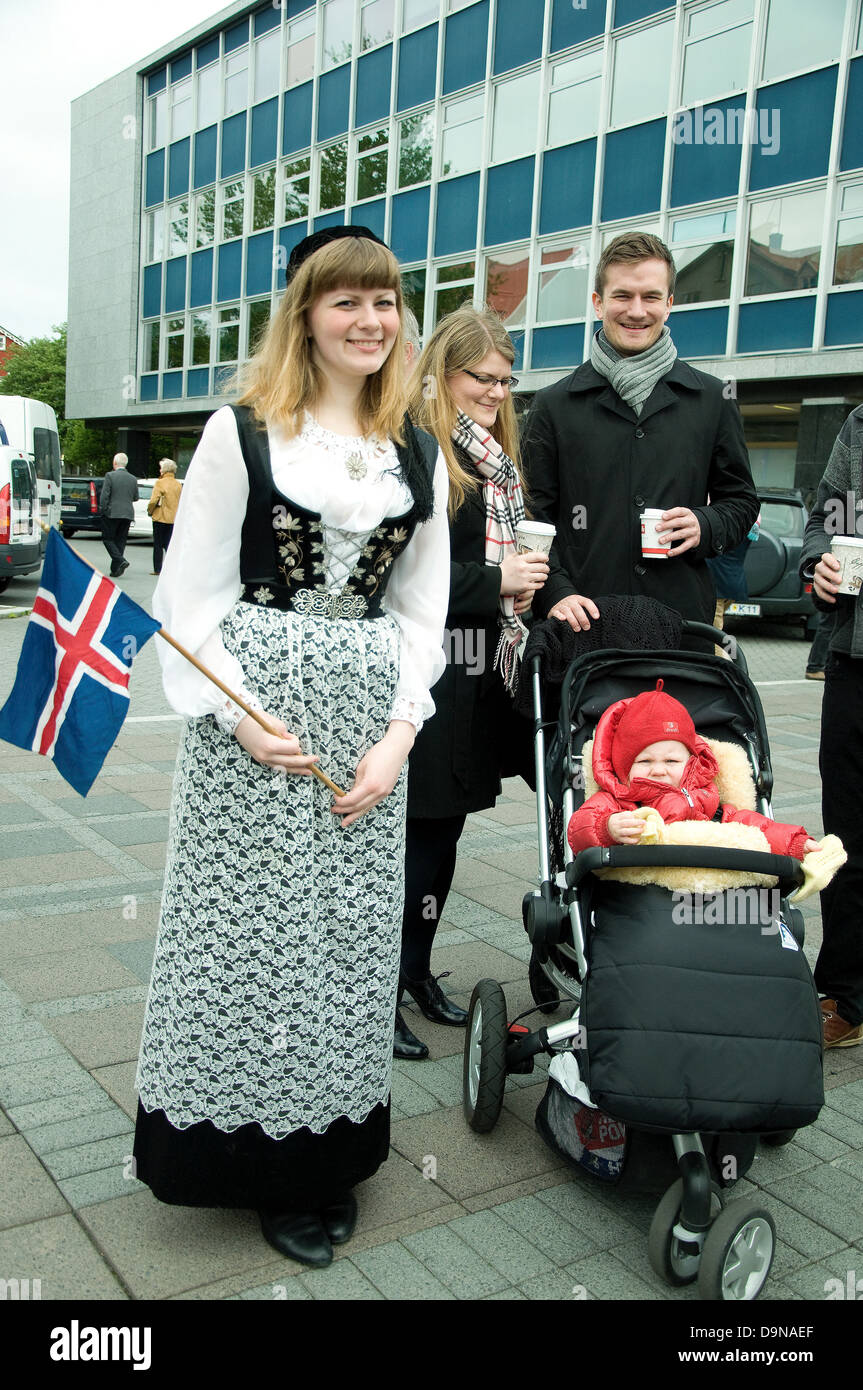 Eine junge Frau trägt am isländischen Nationalfeiertag Tracht auf einem Ausflug mit ihrer Familie in Reykjavik Stockfoto