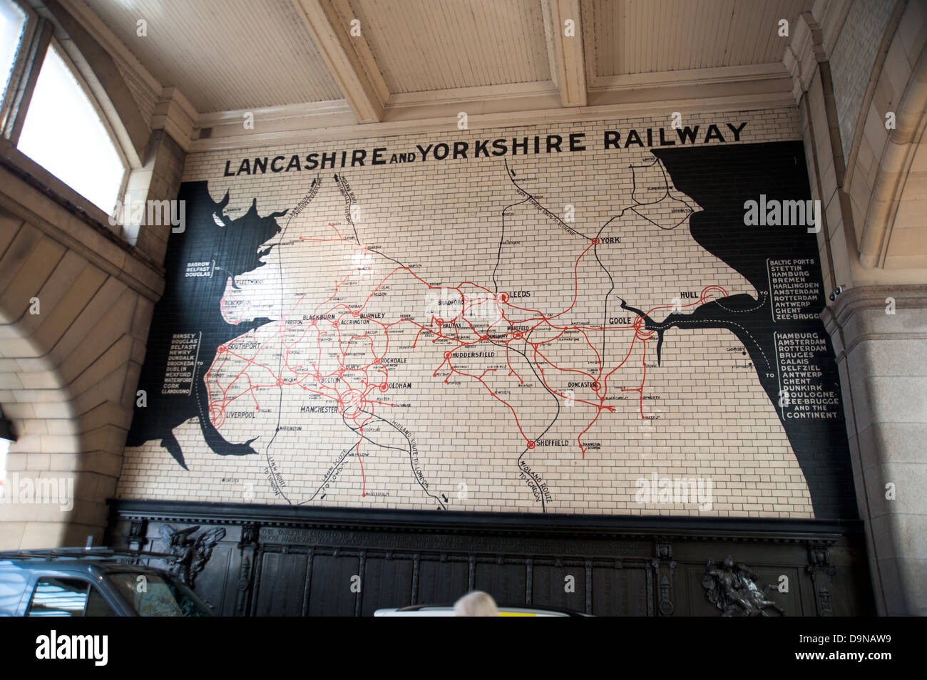 Historische Fliesen Karte zeigt das alte Lancashire und Yorkshire-Eisenbahnnetz, Manchester Victoria Station Stockfoto