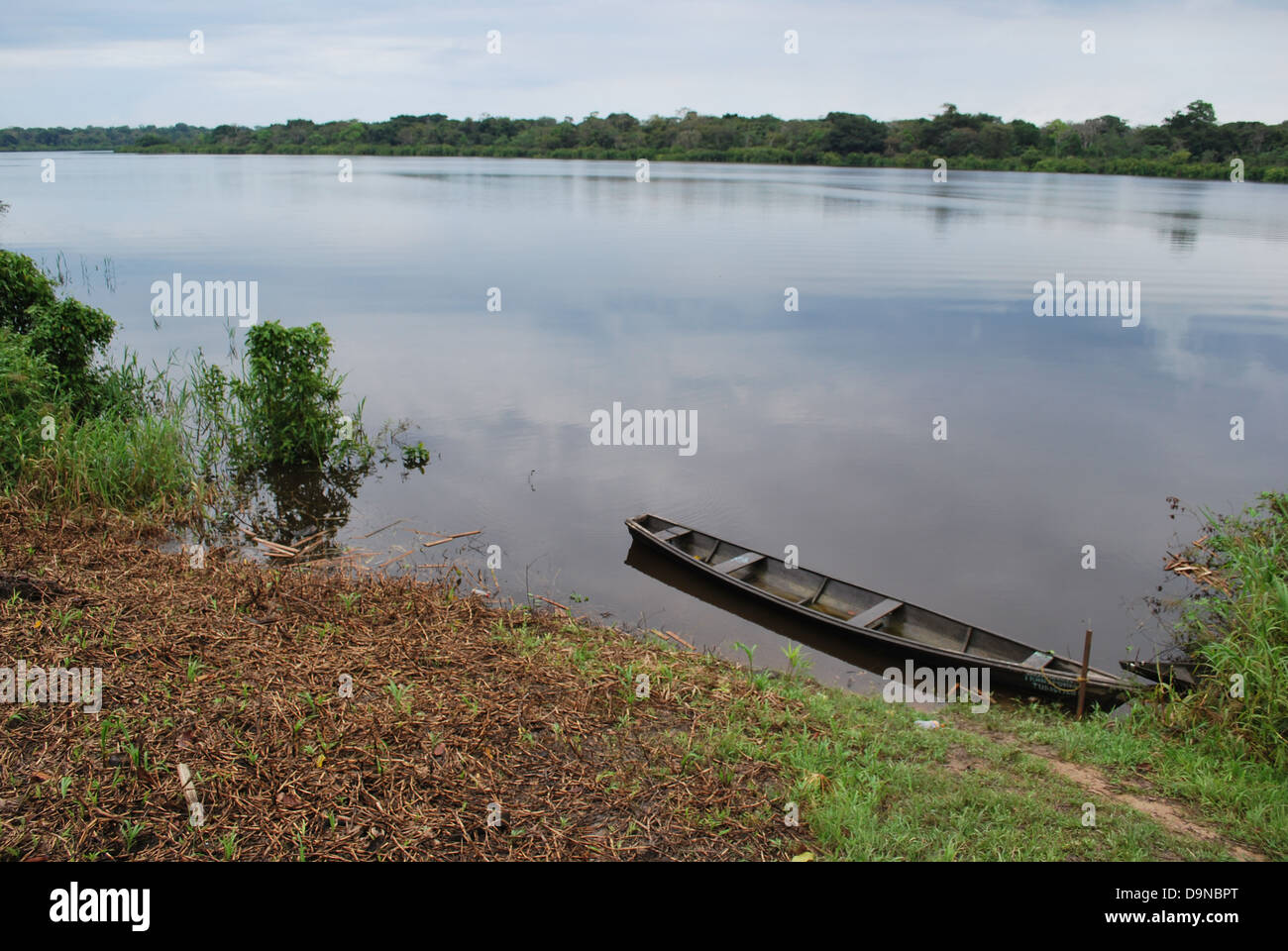 Ein Kanu an den Ufern des Amazonas, Abteilung von Amazonas, Kolumbien Stockfoto