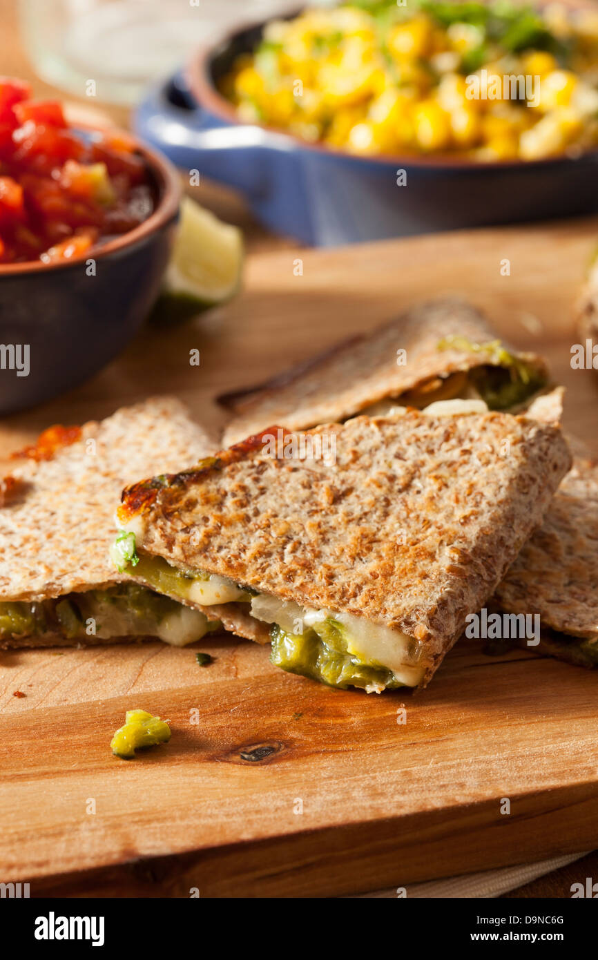 Hausgemachte Käse-Quesadilla mit Zwiebeln und Paprika pablano Stockfoto