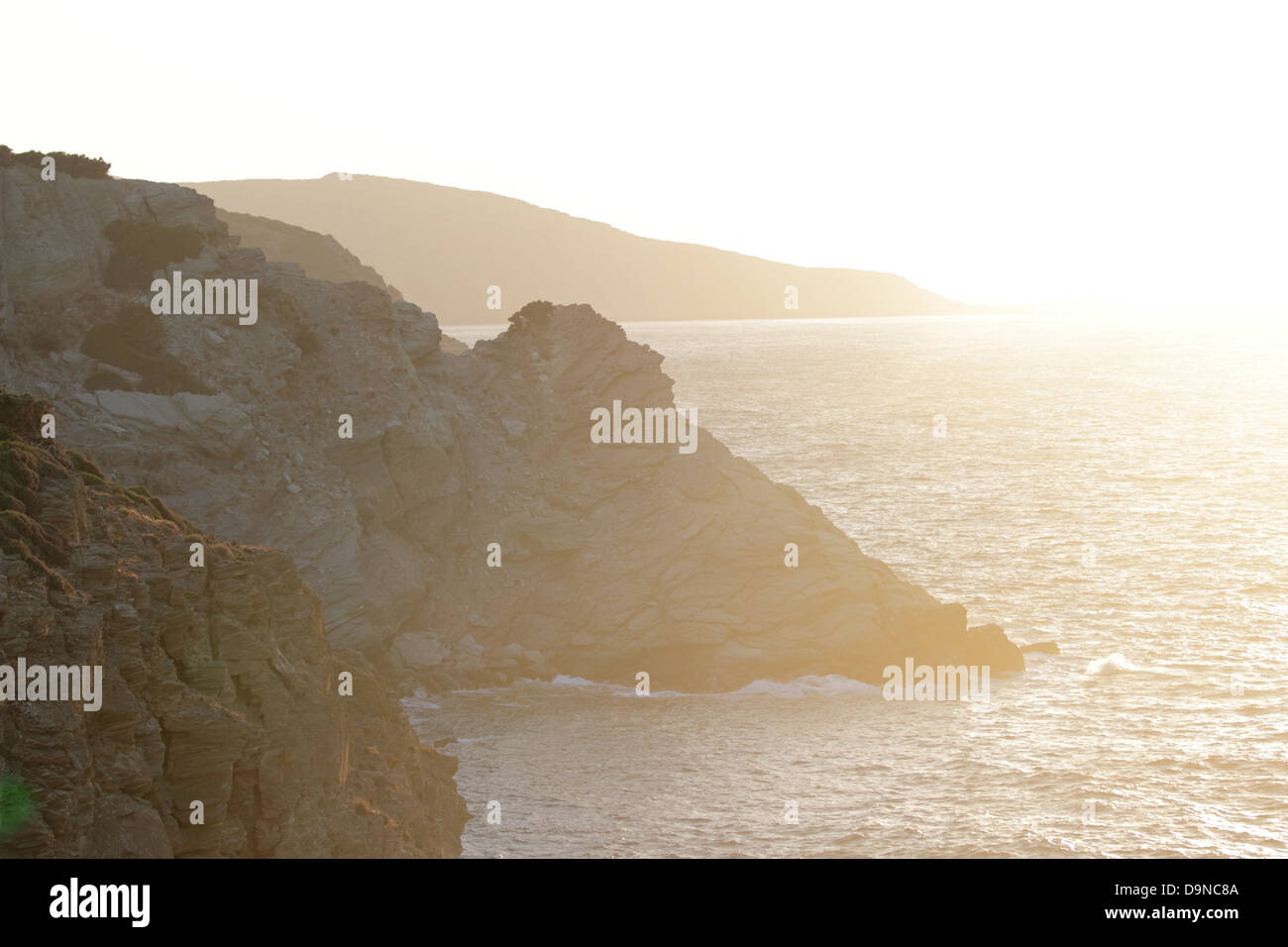 Felsküste bei Sonnenuntergang. In der Nähe von Agia Pelagia Dorf, Insel Kreta, Griechenland, Europa. Stockfoto