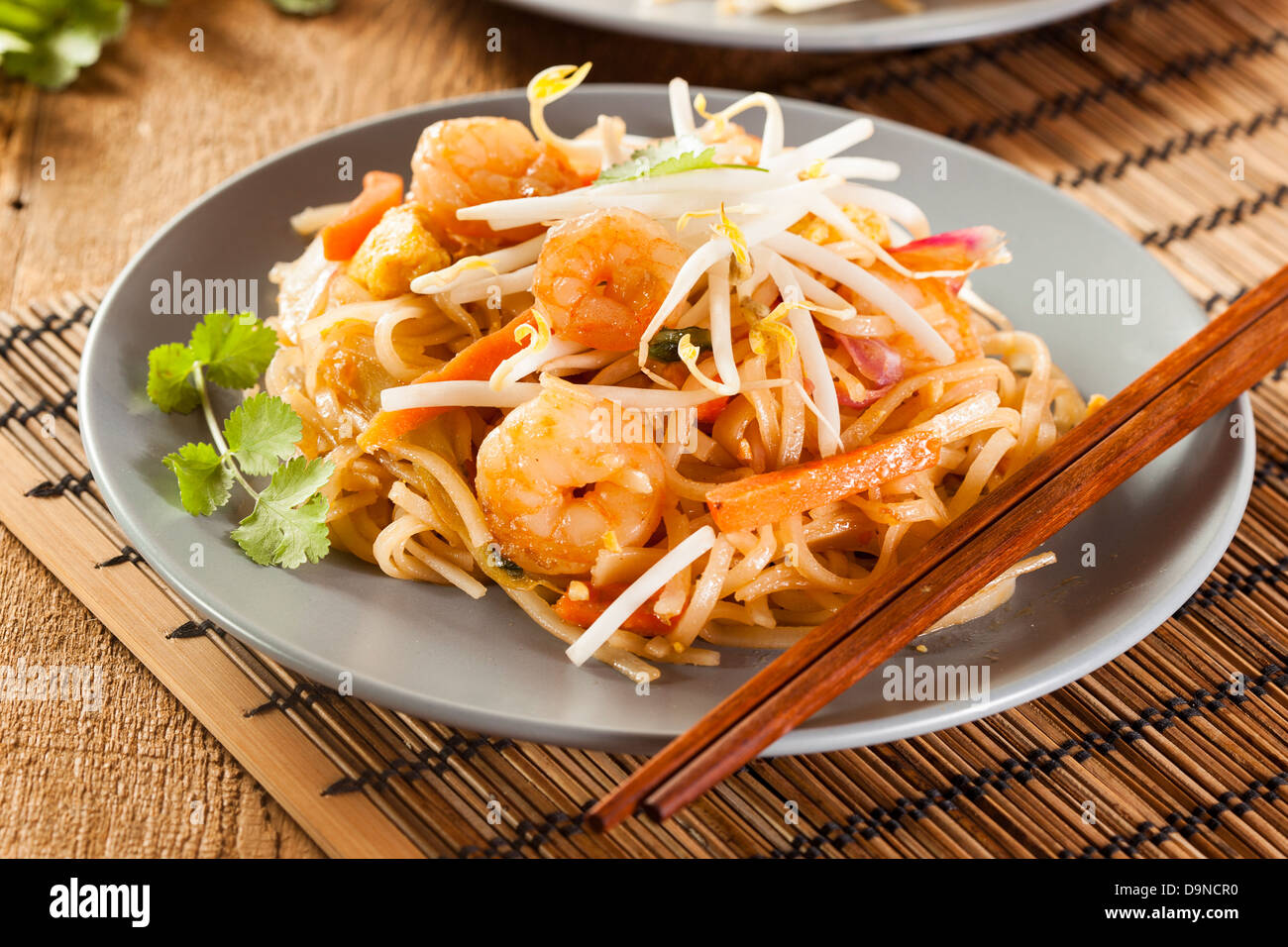 Hausgemachte asiatischen Pad Thai mit Garnelen und Koriander Stockfoto