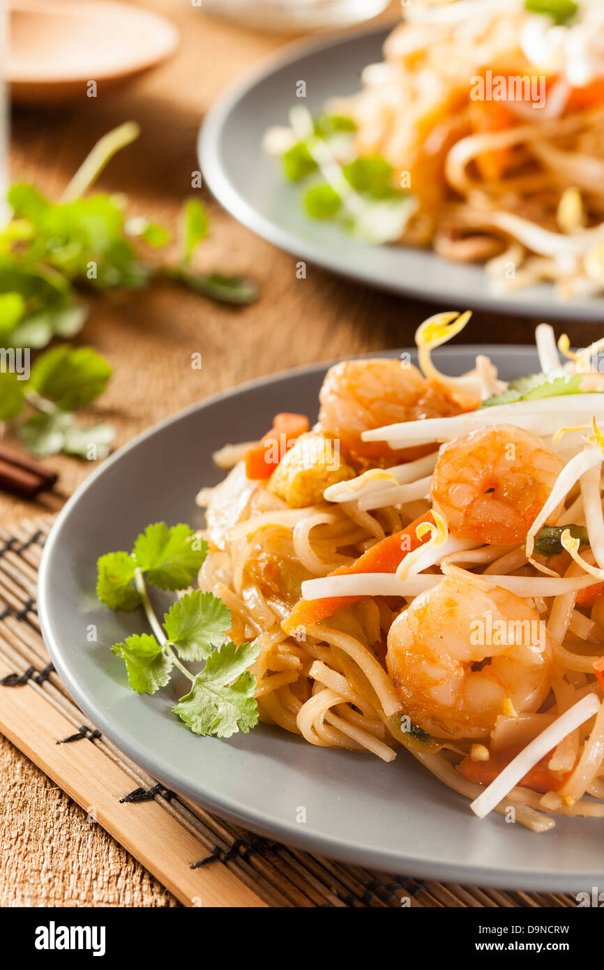 Hausgemachte asiatischen Pad Thai mit Garnelen und Koriander Stockfoto