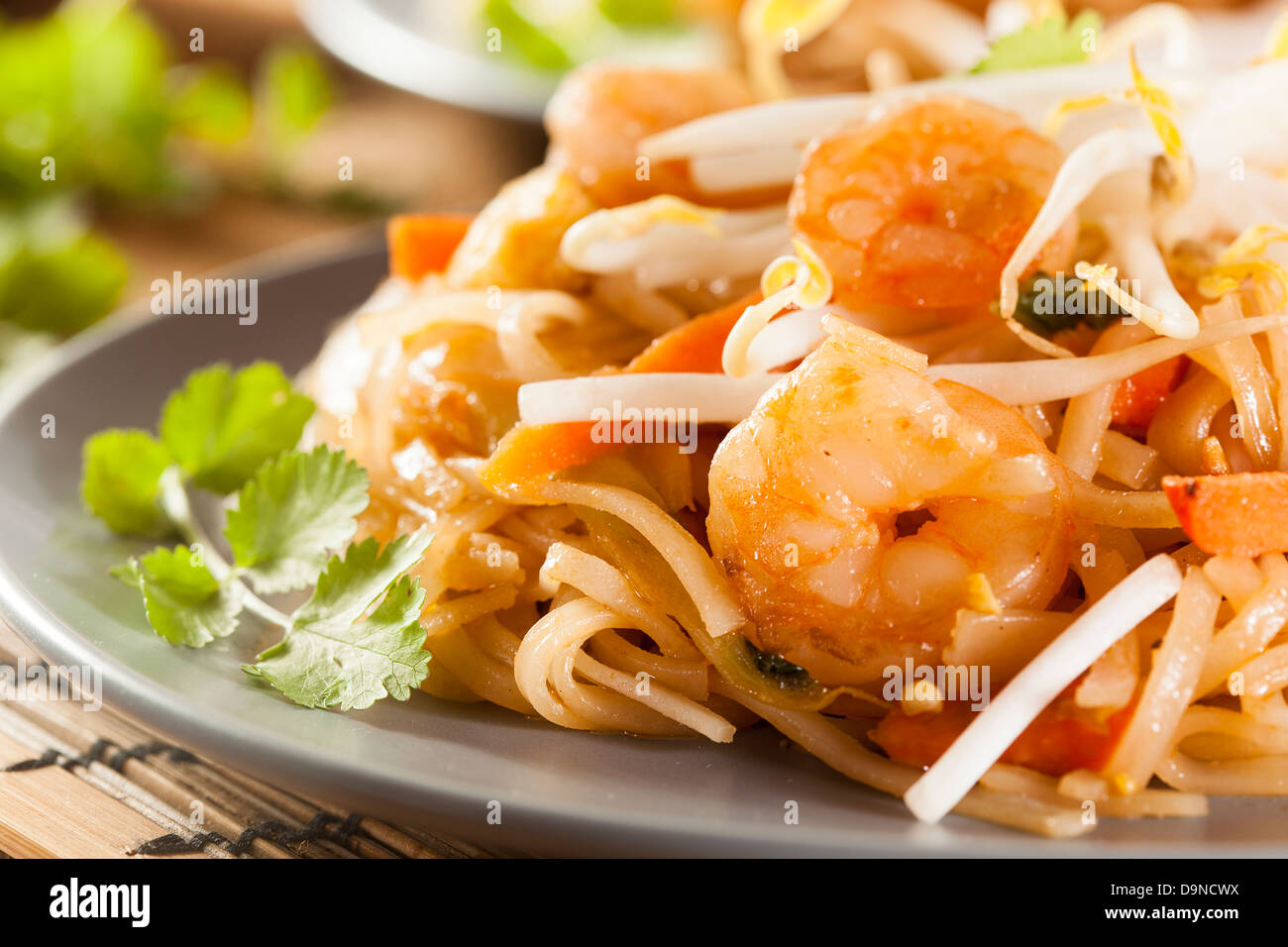 Hausgemachte asiatischen Pad Thai mit Garnelen und Koriander Stockfoto