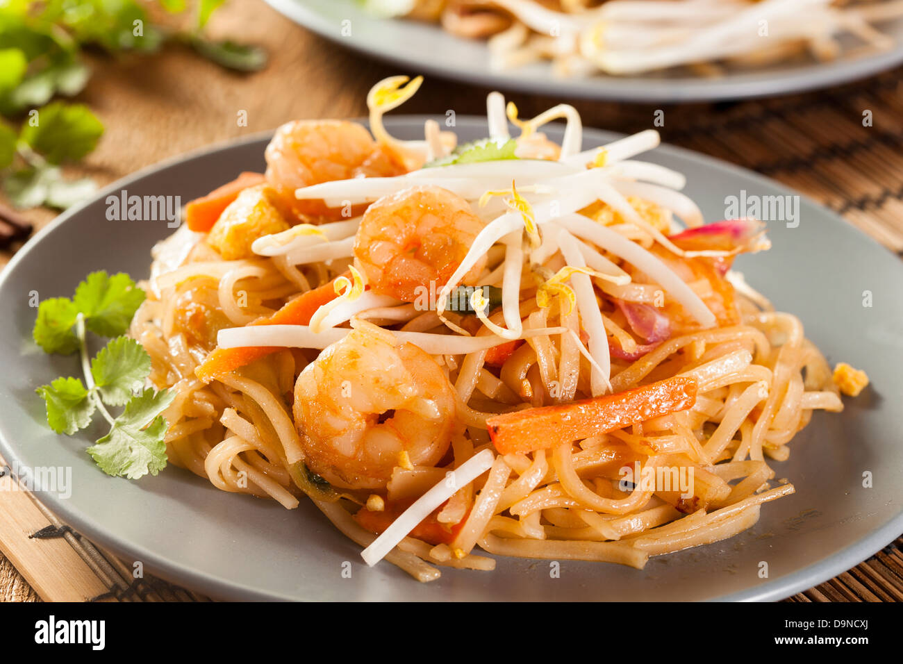 Hausgemachte asiatischen Pad Thai mit Garnelen und Koriander Stockfoto