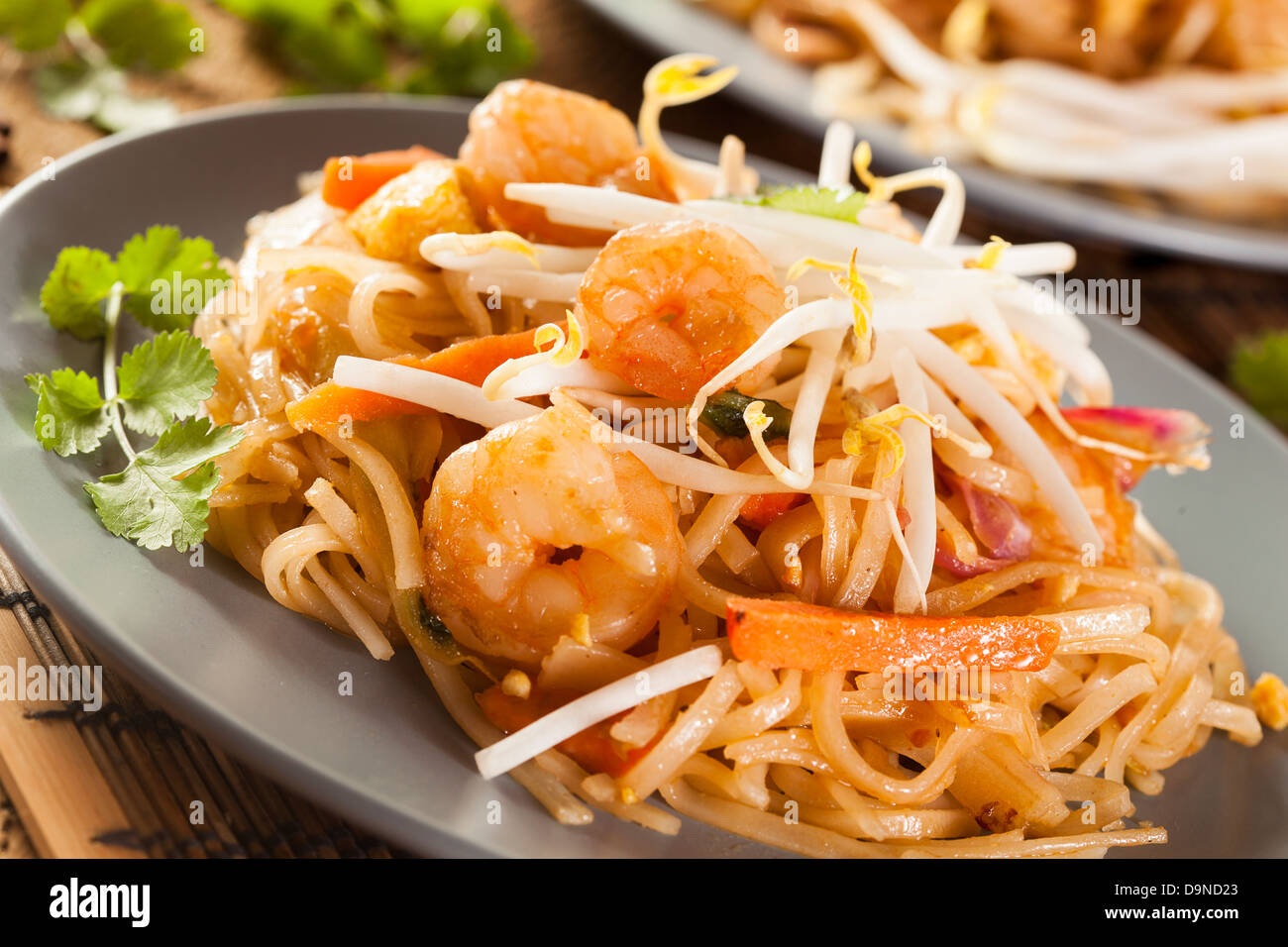 Hausgemachte asiatischen Pad Thai mit Garnelen und Koriander Stockfoto