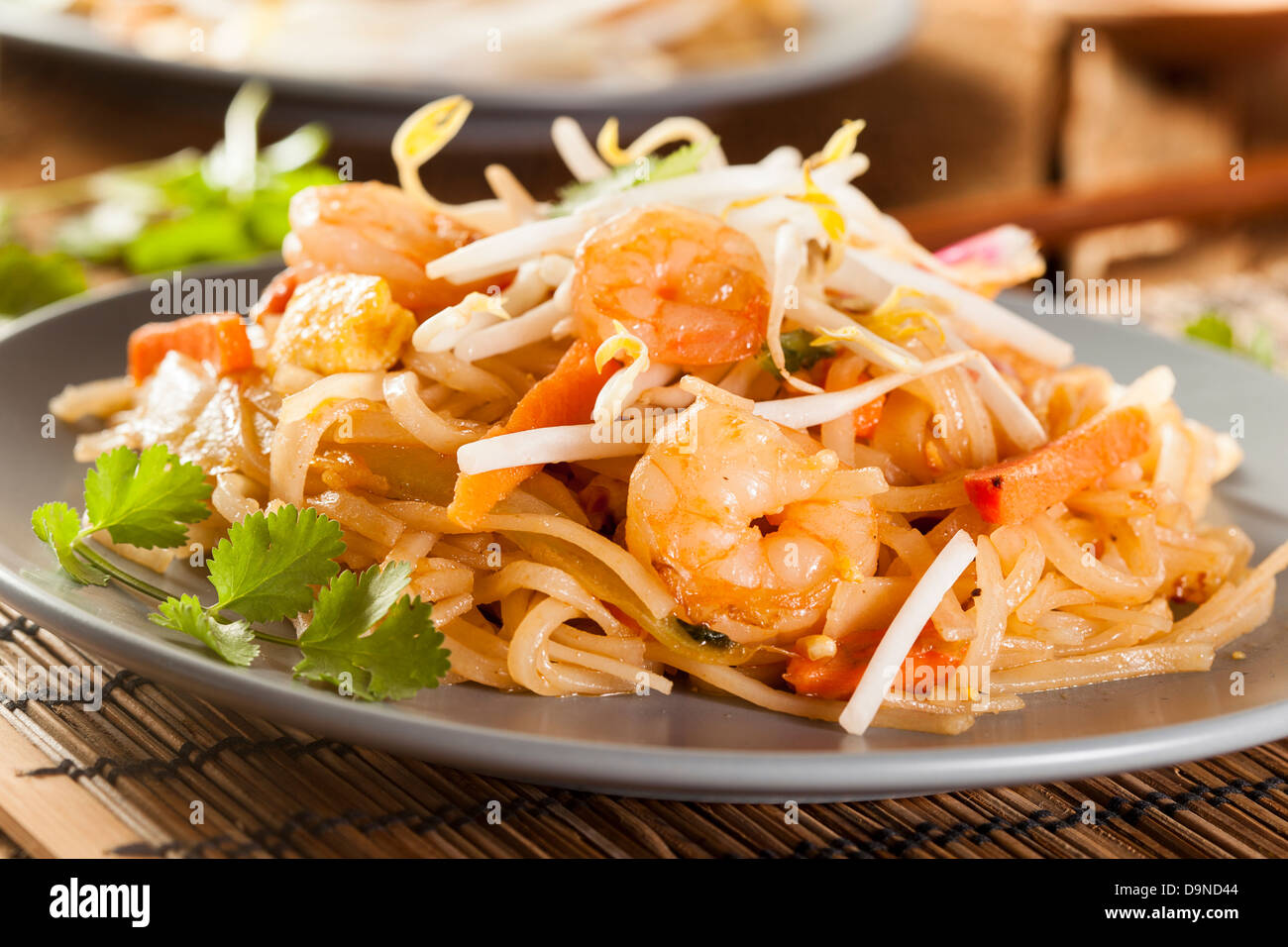 Hausgemachte asiatischen Pad Thai mit Garnelen und Koriander Stockfoto