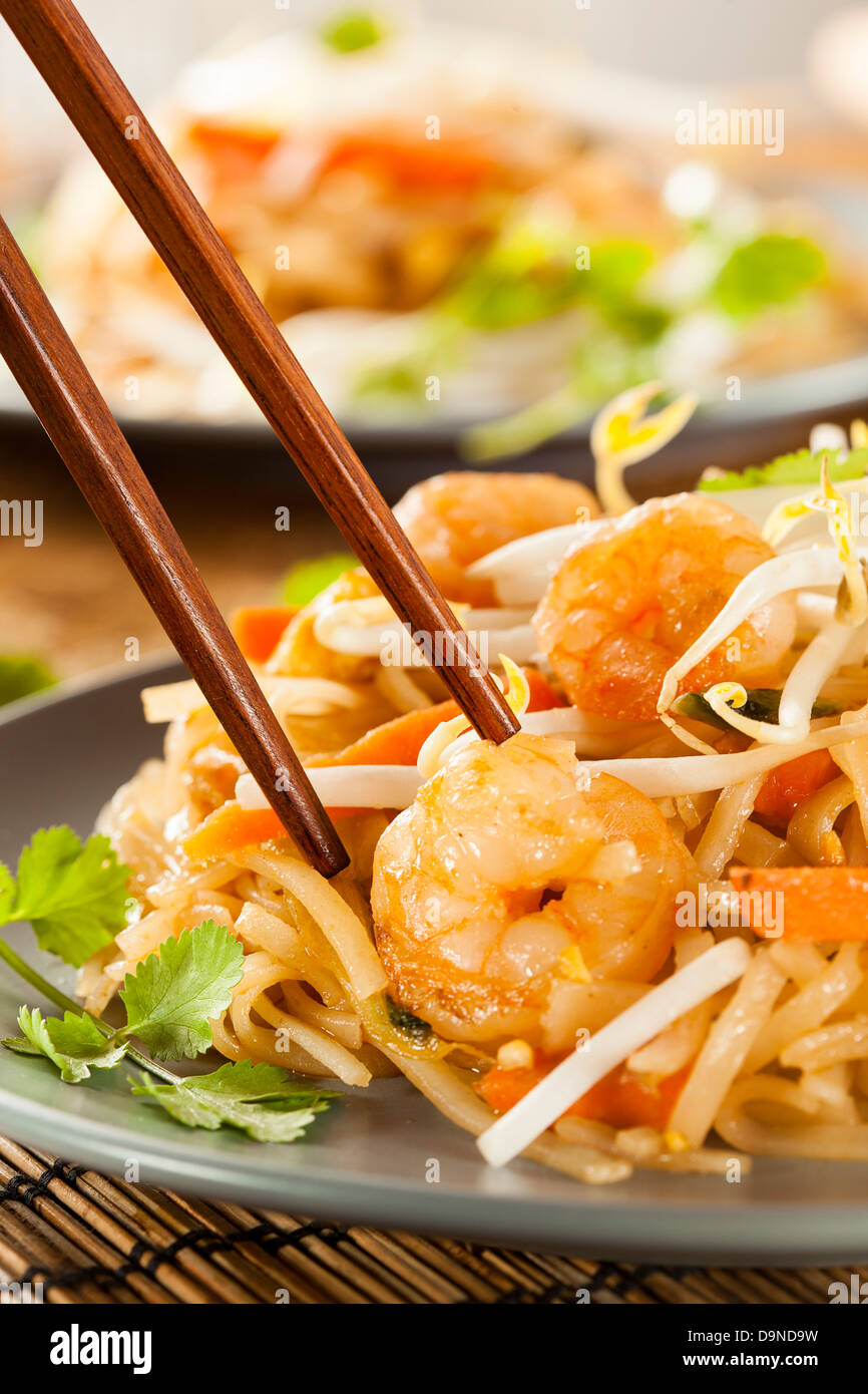 Hausgemachte asiatischen Pad Thai mit Garnelen und Koriander Stockfoto