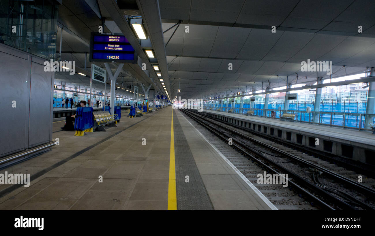 Leeren Sie London Blackfriars Plattform - Tageslicht Stockfoto