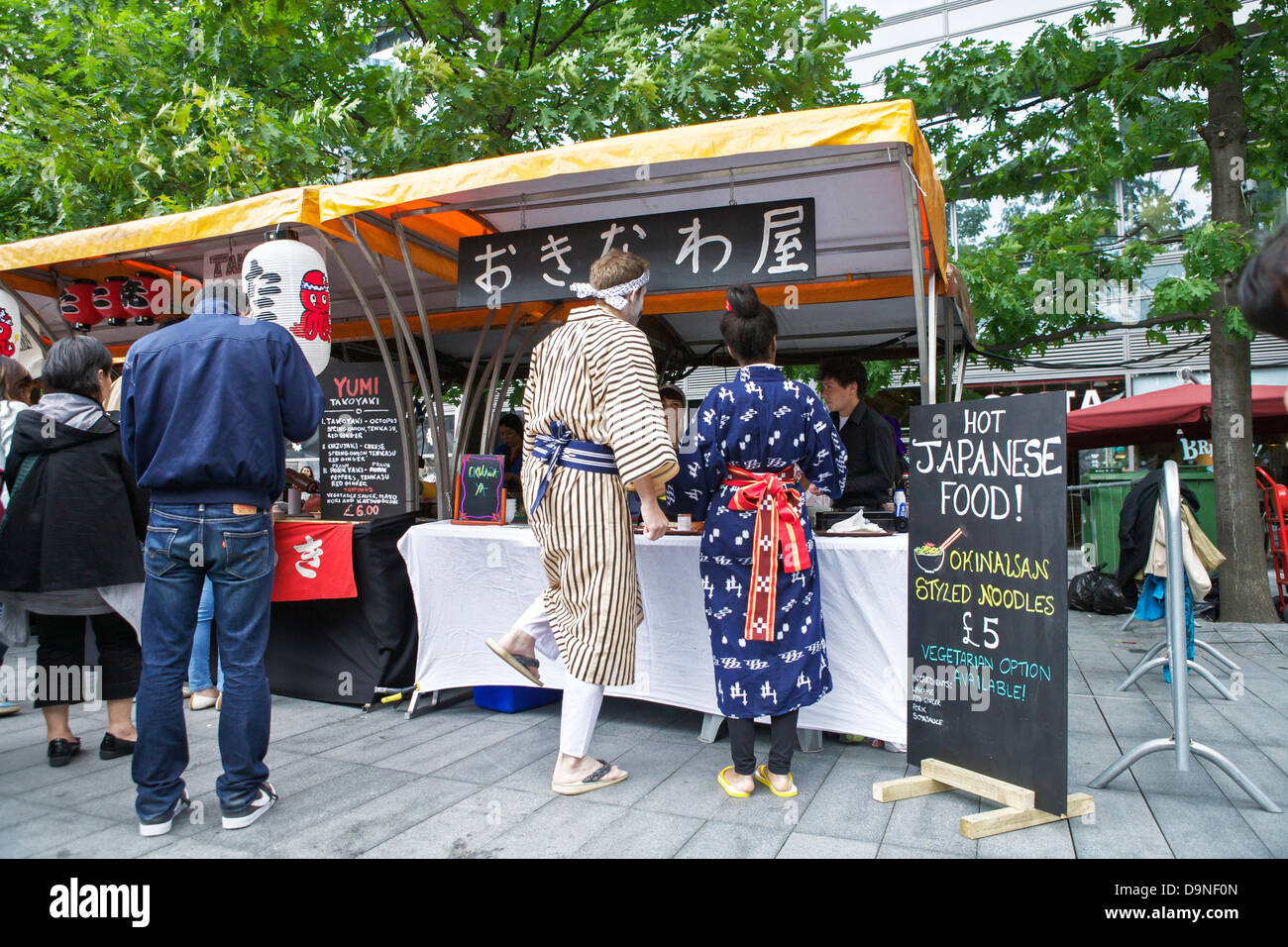 Japanischen Markt Garküche mit Kunden warten Stockfoto