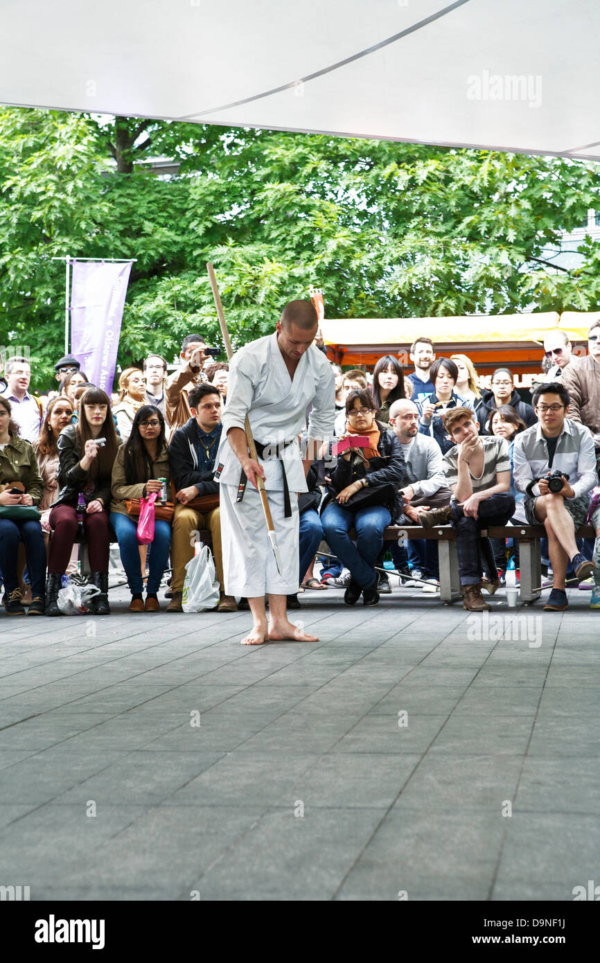 Jährliche Veranstaltung am Spitalfields London UK zieht 1000 Besucher auf Okinawa Kultur zu feiern. Kampfkünstler Verbeugung mit einem Publikum im Hintergrund beobachten. Stockfoto