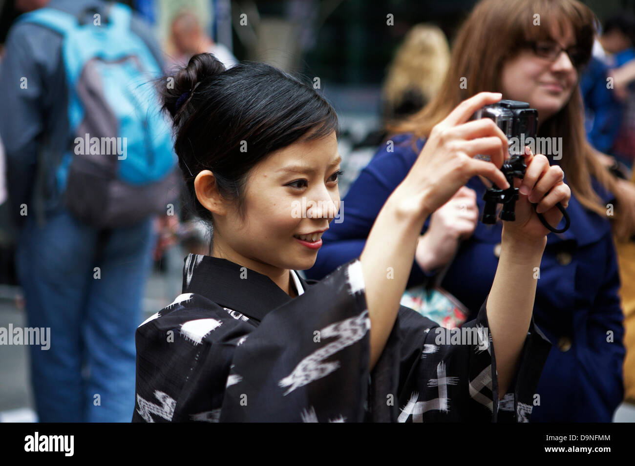 Junge japanische Mädchen ein Ereignis mit einer Digitalkamera zu fotografieren. Stockfoto