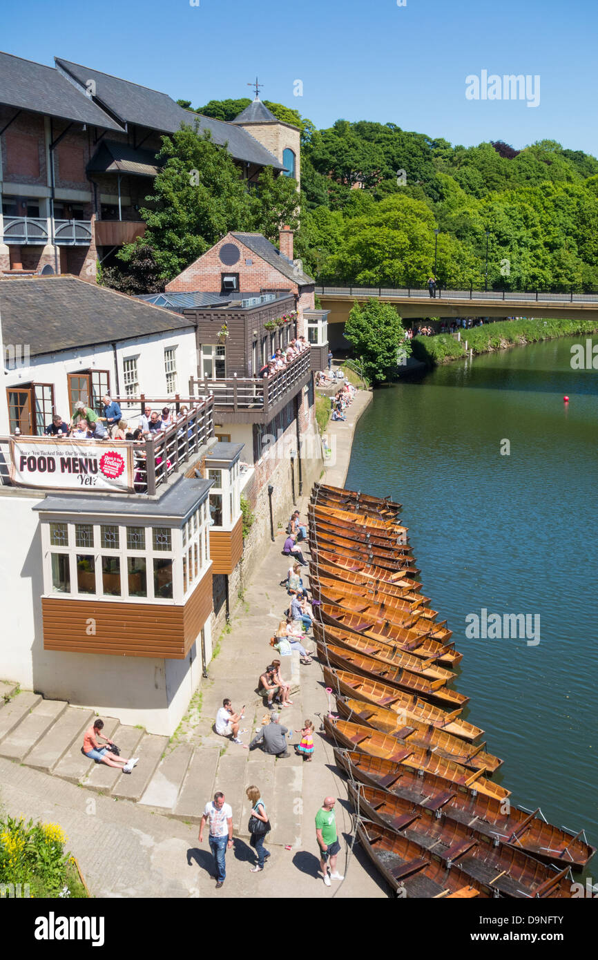 Das Boathouse Pub mit Blick auf Boote mieten am Fluss zu tragen, in der Nähe von Elvet Bridge in Durham, England, UK Stockfoto