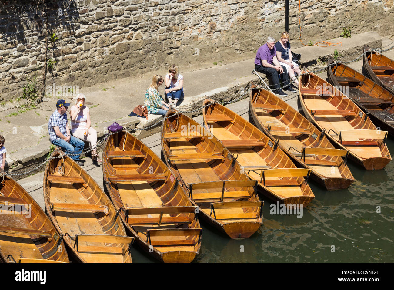 Mieten Sie Boote auf dem Fluss Wear Elvet Bridge in Durham, England, UK Stockfoto