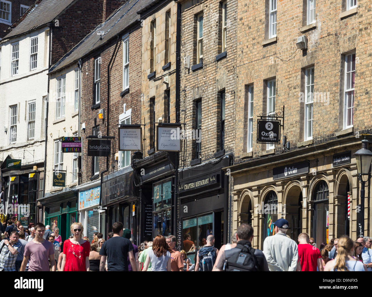 Geschäfte in der Nähe von Elvet Bridge im Stadtzentrum von Durham, Durham, England, UK Stockfoto