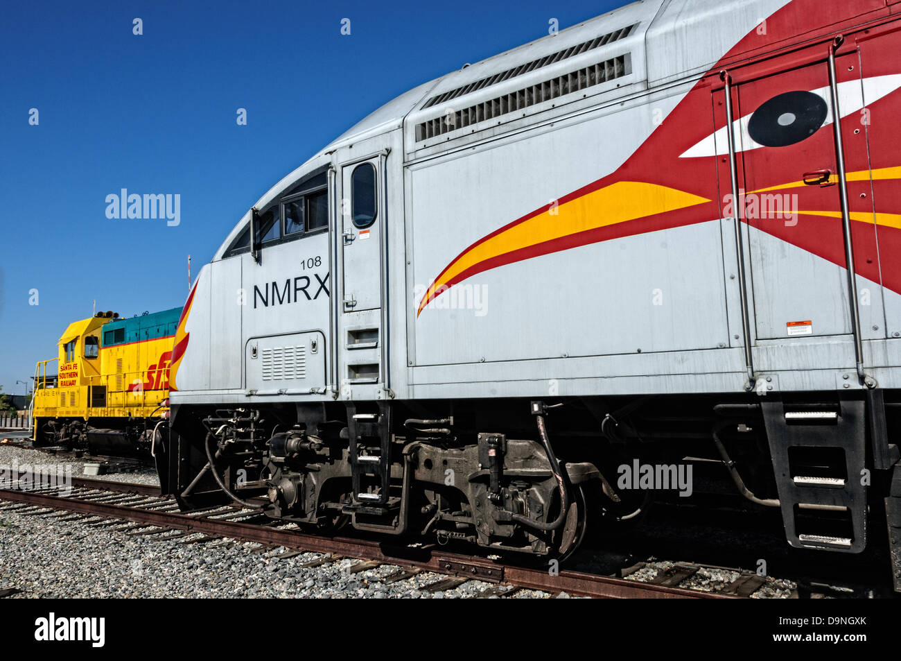 Santa Fe Southern Ex-ATSF GP7 und Rail Runner MP36PH - 3C, Santa Fe-Zug-Depot, die Gleiszone, Santa Fe, New Mexico Stockfoto