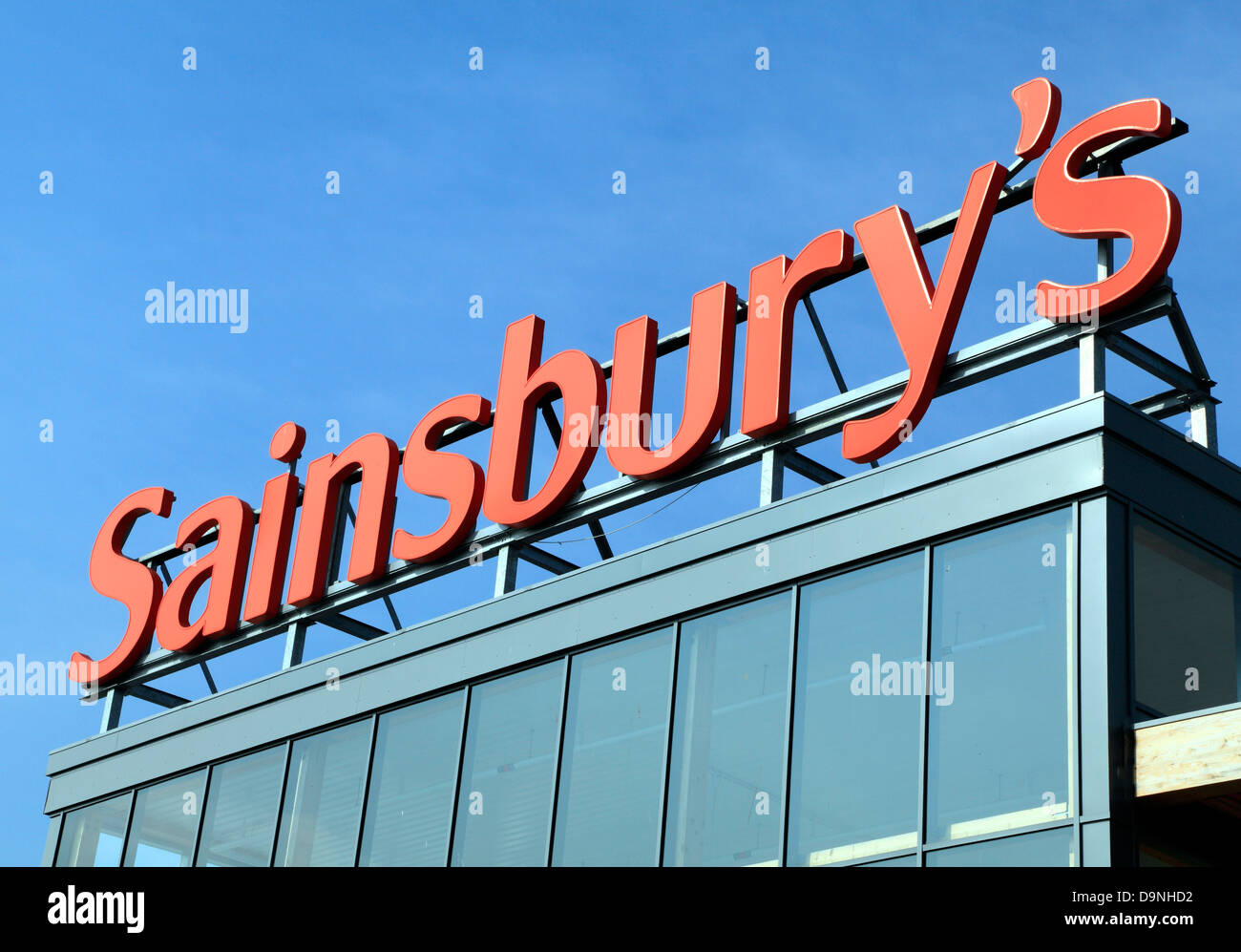 Sainsbury's Logo, Superstore, Kings Lynn, Norfolk, England, UK Supermärkte Sainsburys Supermarkt Stockfoto