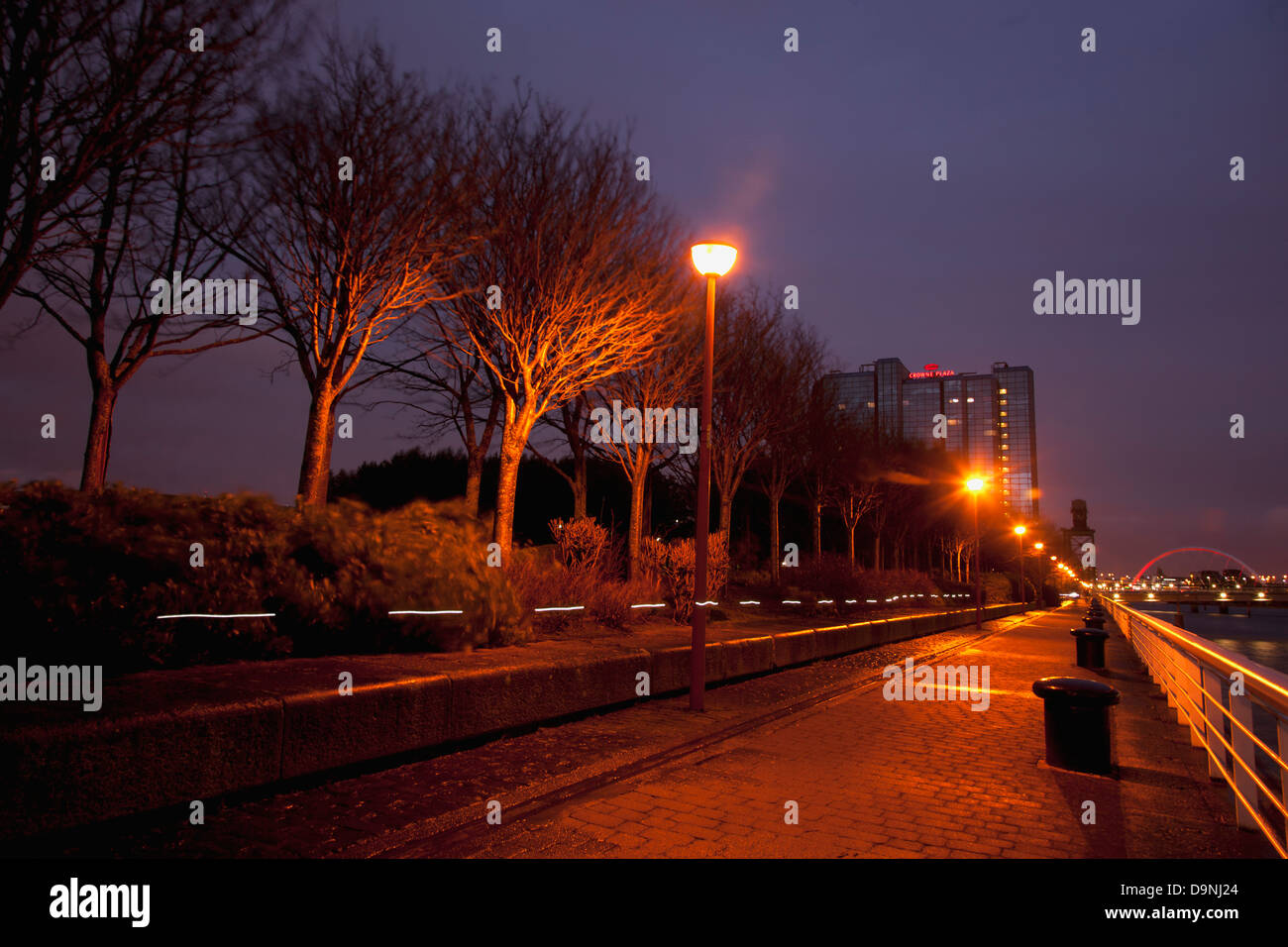 Glasgow Fluss Clyde Gehweg ins Zentrum der Stadt, im Hintergrund ist die Finneston Crane und zusammengekniffenen Brücke. Stockfoto