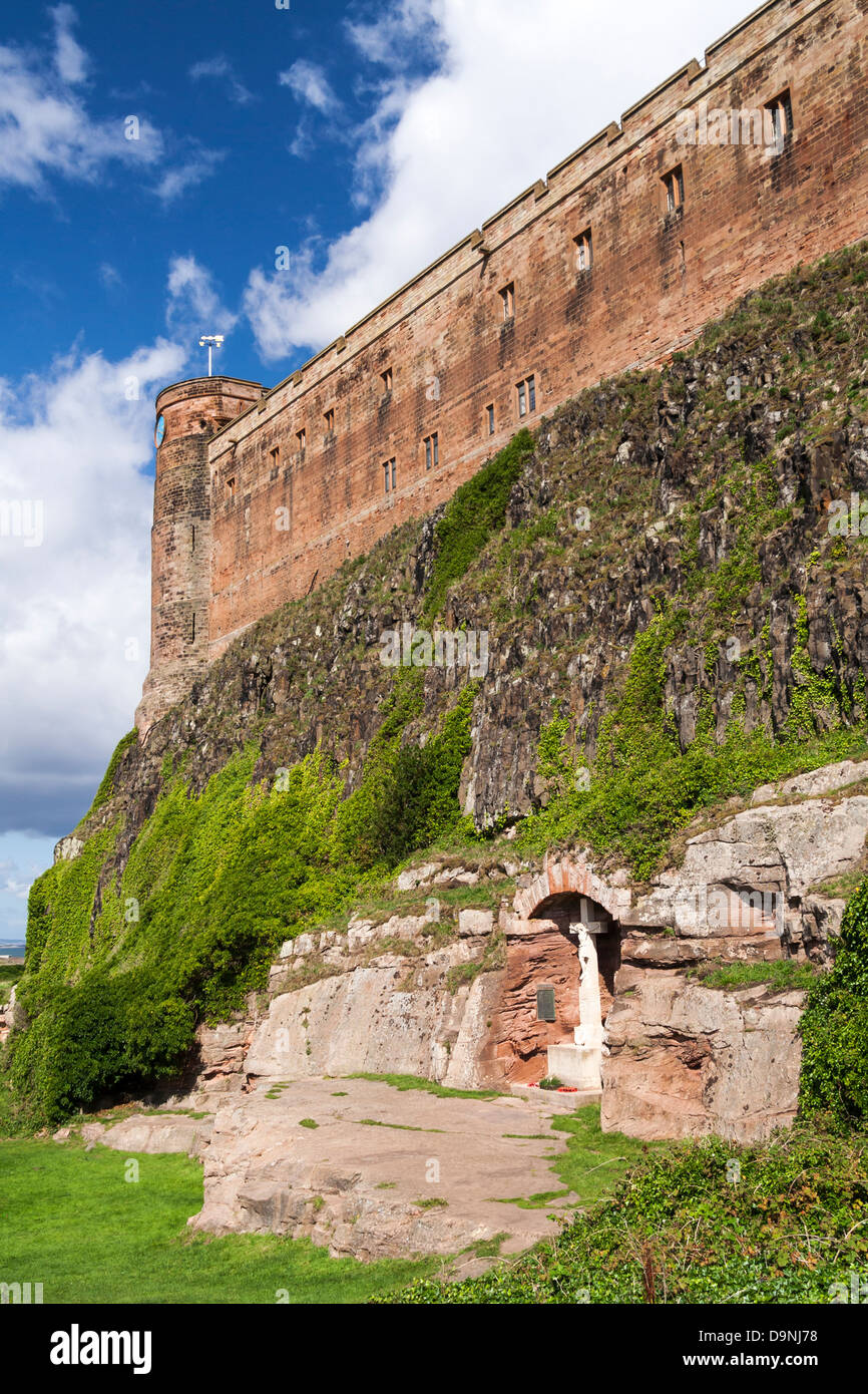 Ansicht von Bamburgh Castle und Kriegerdenkmal, Northumberland, England Stockfoto