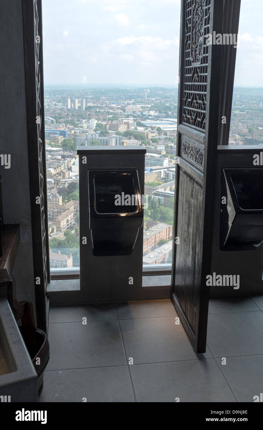 WCUrinal mit Blick auf die Hutong Restaurant The Shard London