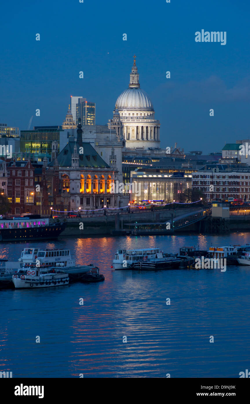 Großbritannien, England, London, Stadtbild und Str. Pauls Kathedrale Dämmerung Stockfoto