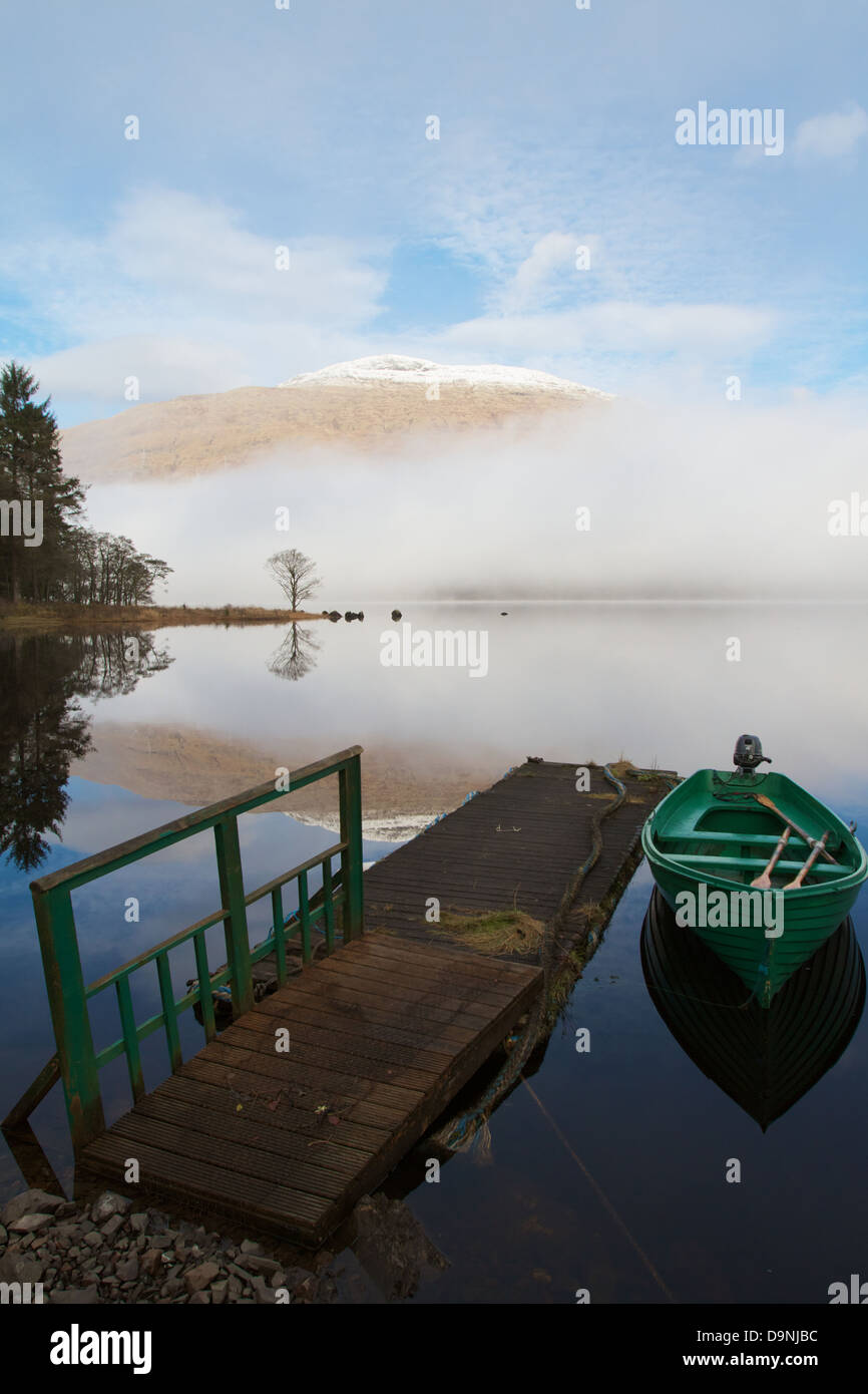 Ein schneebedeckter Ben Cruachan-Berg, der durch Nebel über Loch Awe gesehen wird. Stockfoto