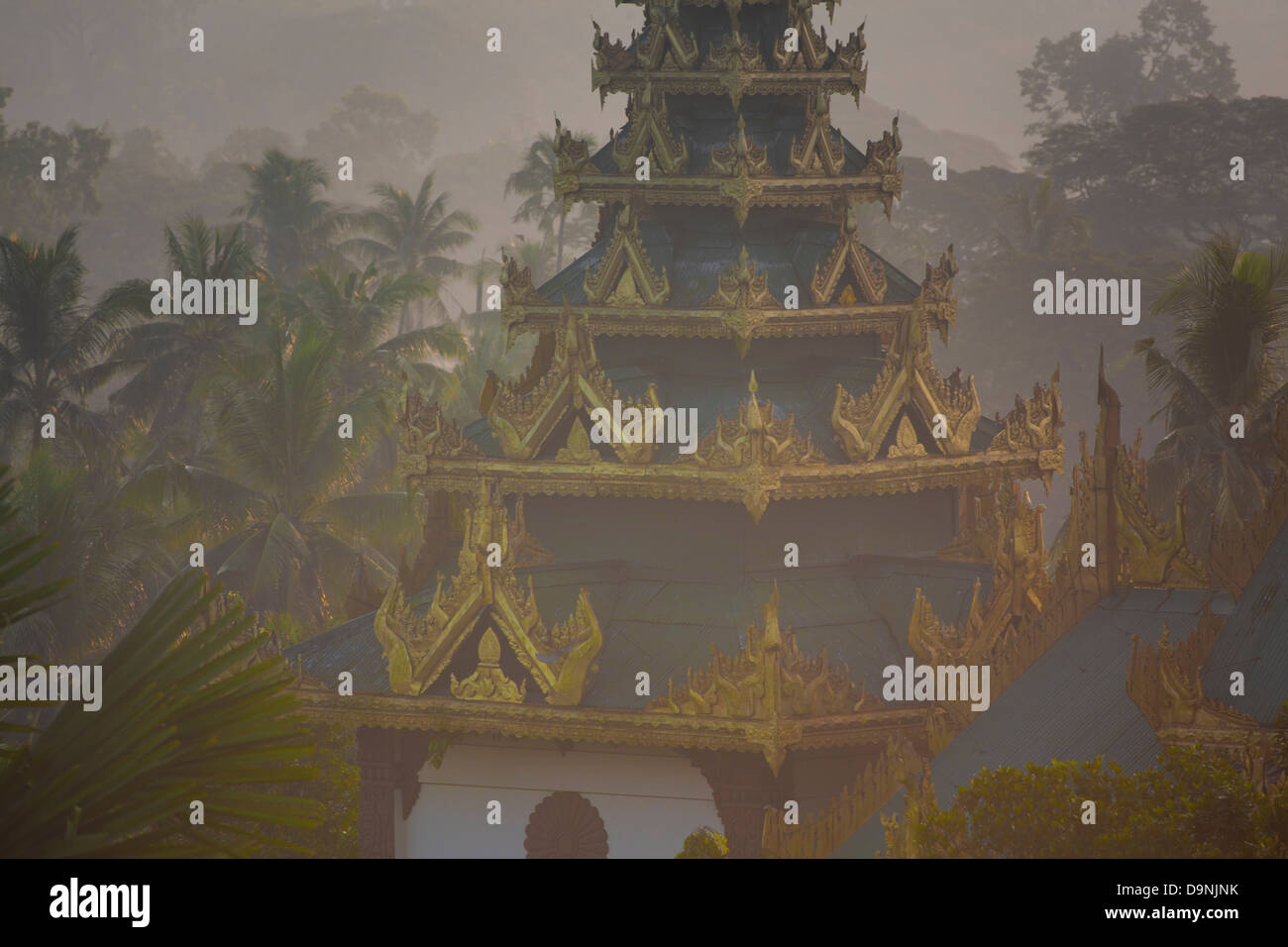 Einen äußeren Turm der Shwedagon, Burmas heiliger Tempel im Herzen von Rangun aus dem Morgennebel steigt. Stockfoto