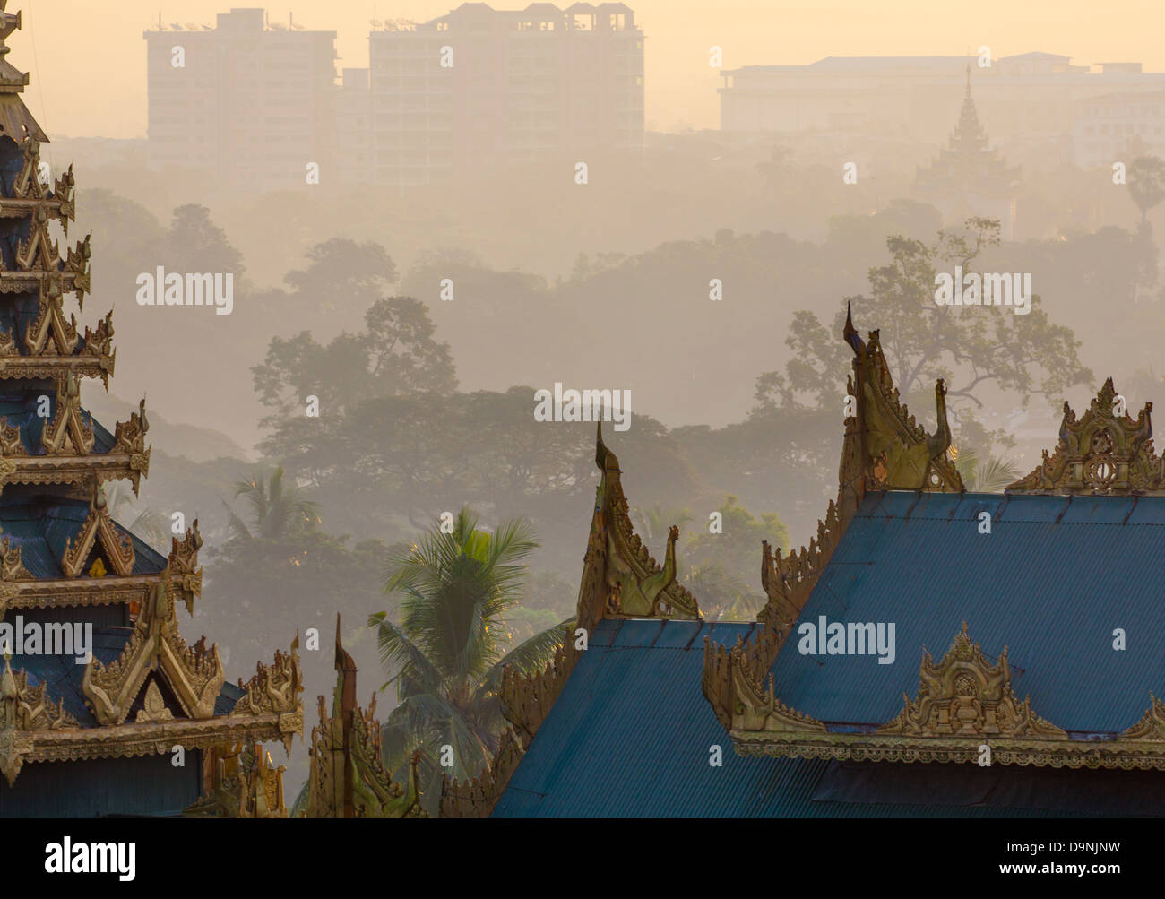 Ein äußeren Turm mit Blick auf einen Park und die Stadt von Yangon an der Shwedagon Burmas heiliger Tempel im Herzen von Rangun. Stockfoto