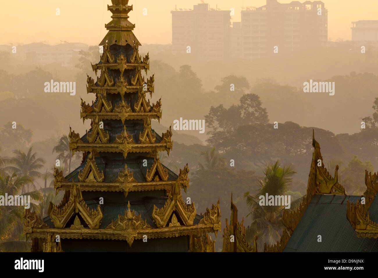 Ein äußeren Turm mit Blick auf einen Park und die Stadt von Yangon an der Shwedagon Burmas heiliger Tempel im Herzen von Rangoon/Yangon. Stockfoto