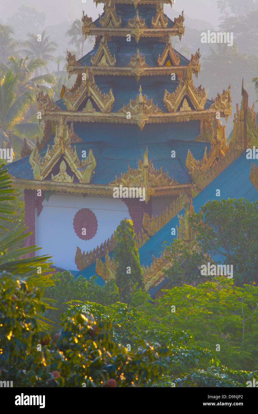 Morgennebel umgibt man die äußeren Türme der Shwedagon, Burmas heiliger Tempel im Herzen von Rangun. Stockfoto