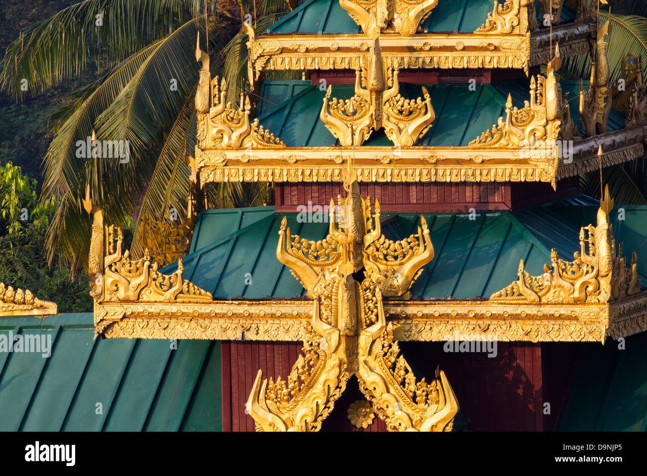 Einer der das Dach erhebt sich am Rande der Shwedagon Burmas heiliger Tempel im Herzen von Rangun. Stockfoto