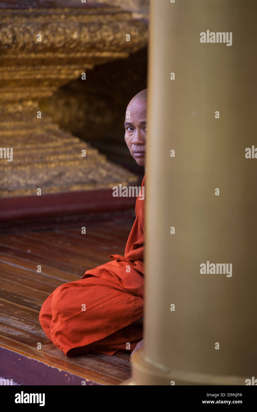Ein buddhistischer Mönch sitzen auf dem Boden an der Shwedagon Burmas heiliger Tempel im Herzen von Rangun. Stockfoto