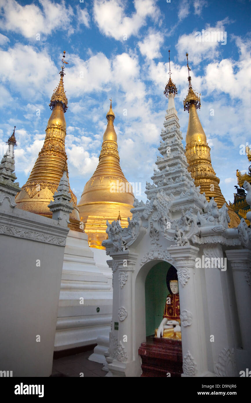 Die weißen und goldenen Türme der Shwedagon, Burmas heiliger Tempel im Herzen von Rangun. Stockfoto