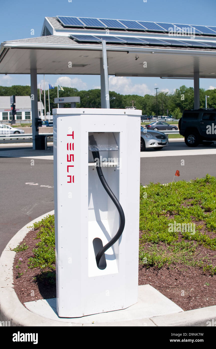 Tesla Motors Ladestation (Kompressor) an einer Raststätte in Milford, Connecticut, USA. Die schnellste Ladegeräte für Elektroautos Stockfoto