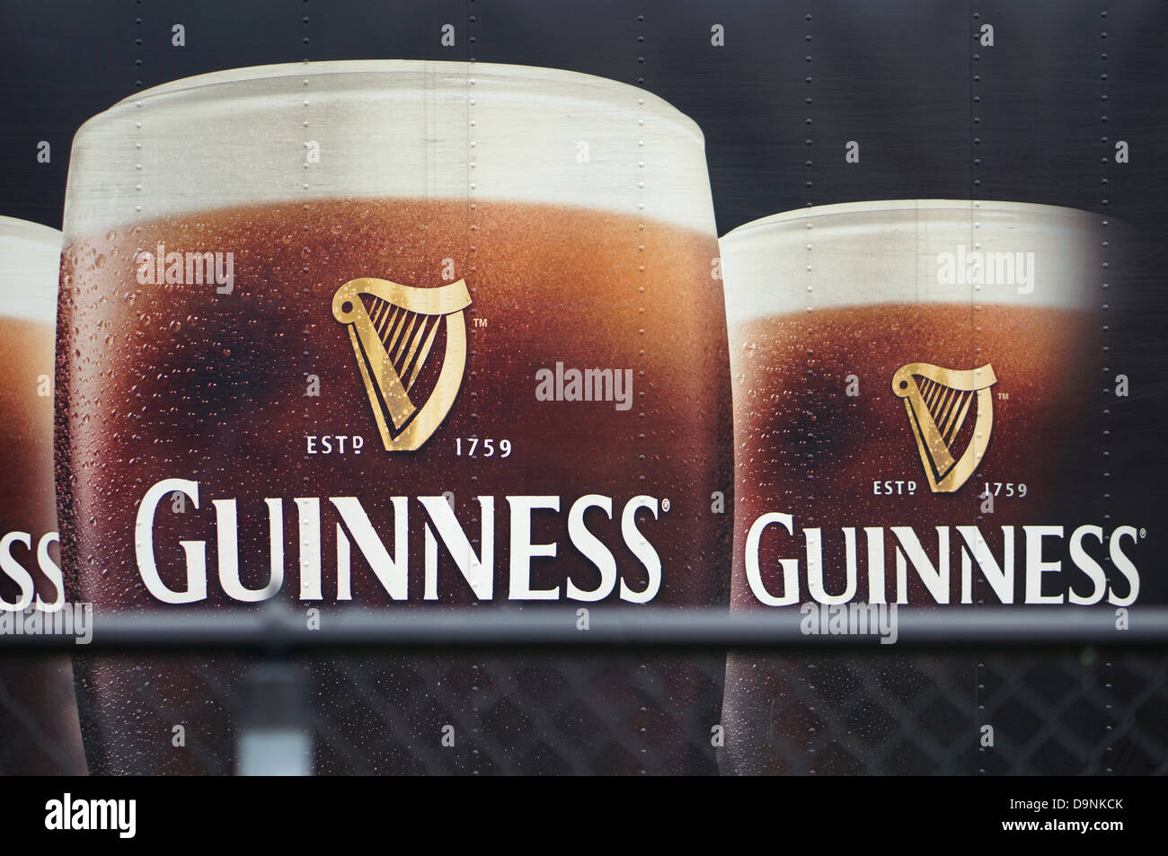 Guinness-Schilder, Werbung auf der Seite des LKW Stockfoto