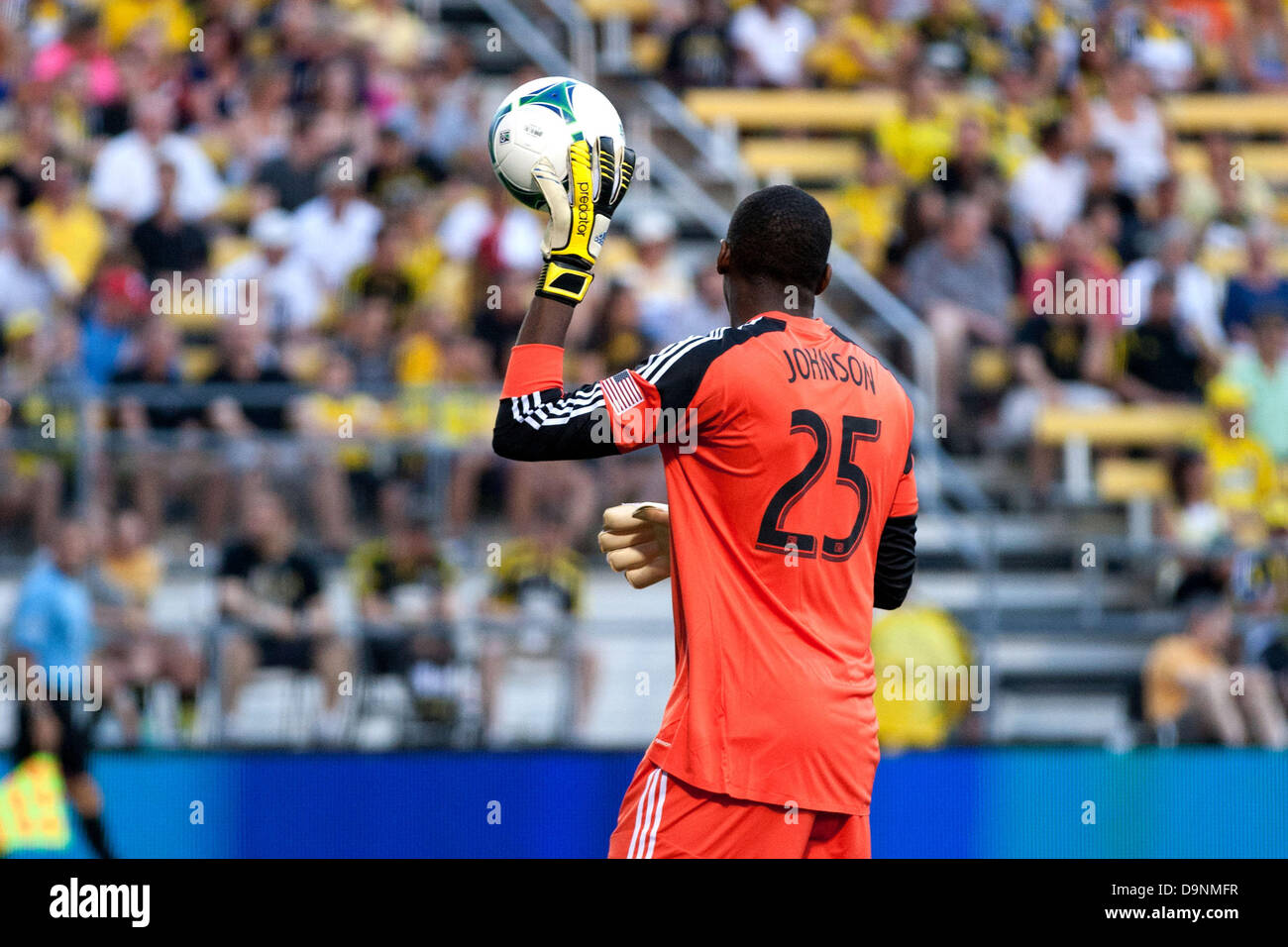 Columbus, OH, USA. 22. Juni 2013. 22. Juni 2013: Chicago Fire Torwart Sean Johnson (25) steuert den Ball während der Major League Soccer-Match zwischen den Chicago Fire und die Columbus Crew bei Columbus Crew Stadium in Columbus, OH. Chicago Fire 2: 1 gewonnen. Bildnachweis: Csm/Alamy Live-Nachrichten Stockfoto