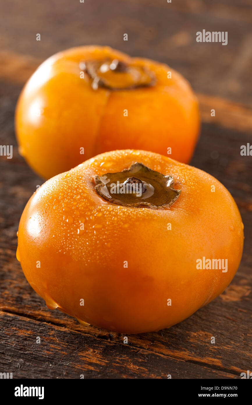 Bio Orange Kaki Früchte vor dem Hintergrund Stockfoto