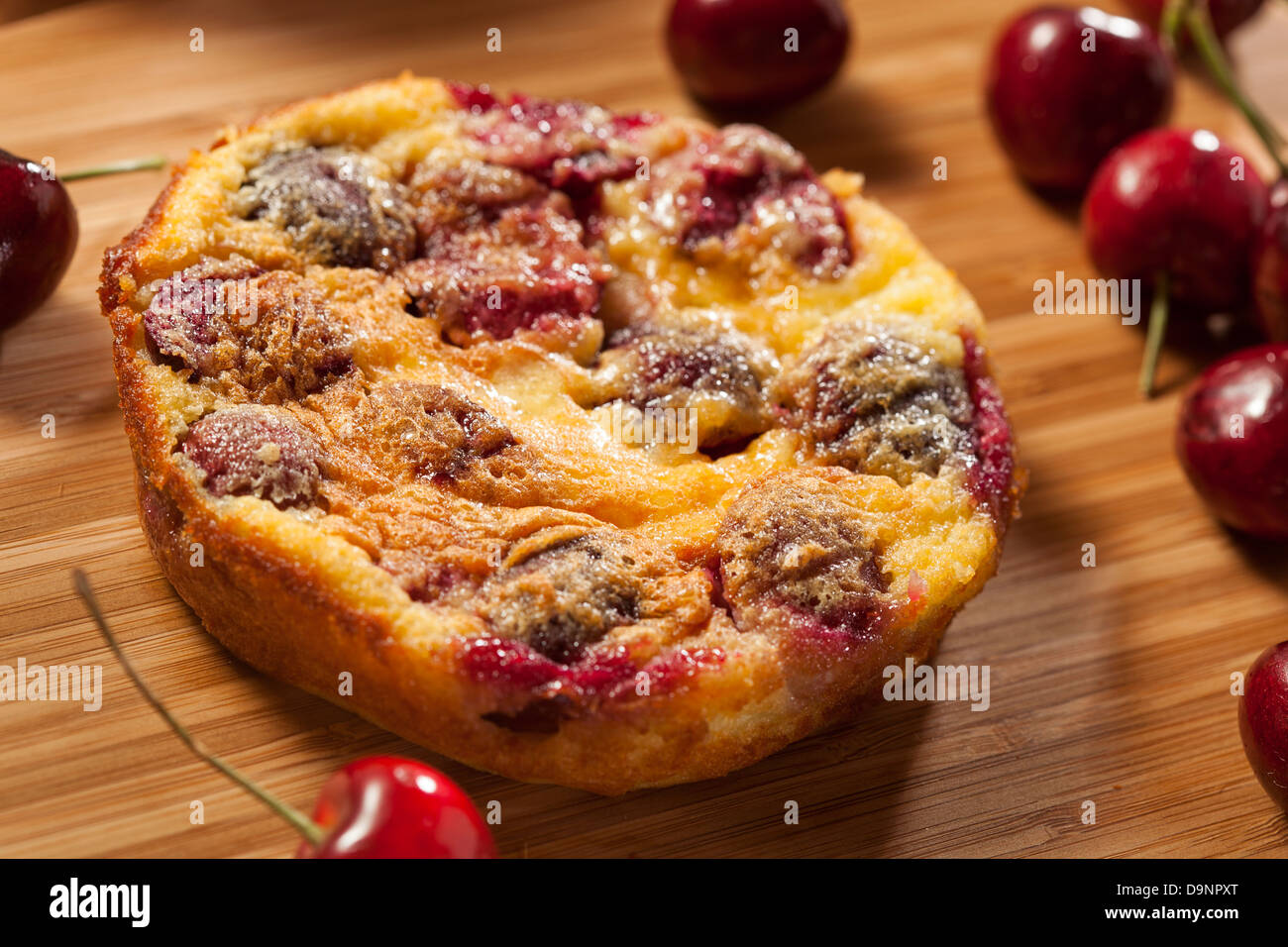 Bio Cherry Cobbler Kuchen in einem einzigen servieren Gericht Stockfoto
