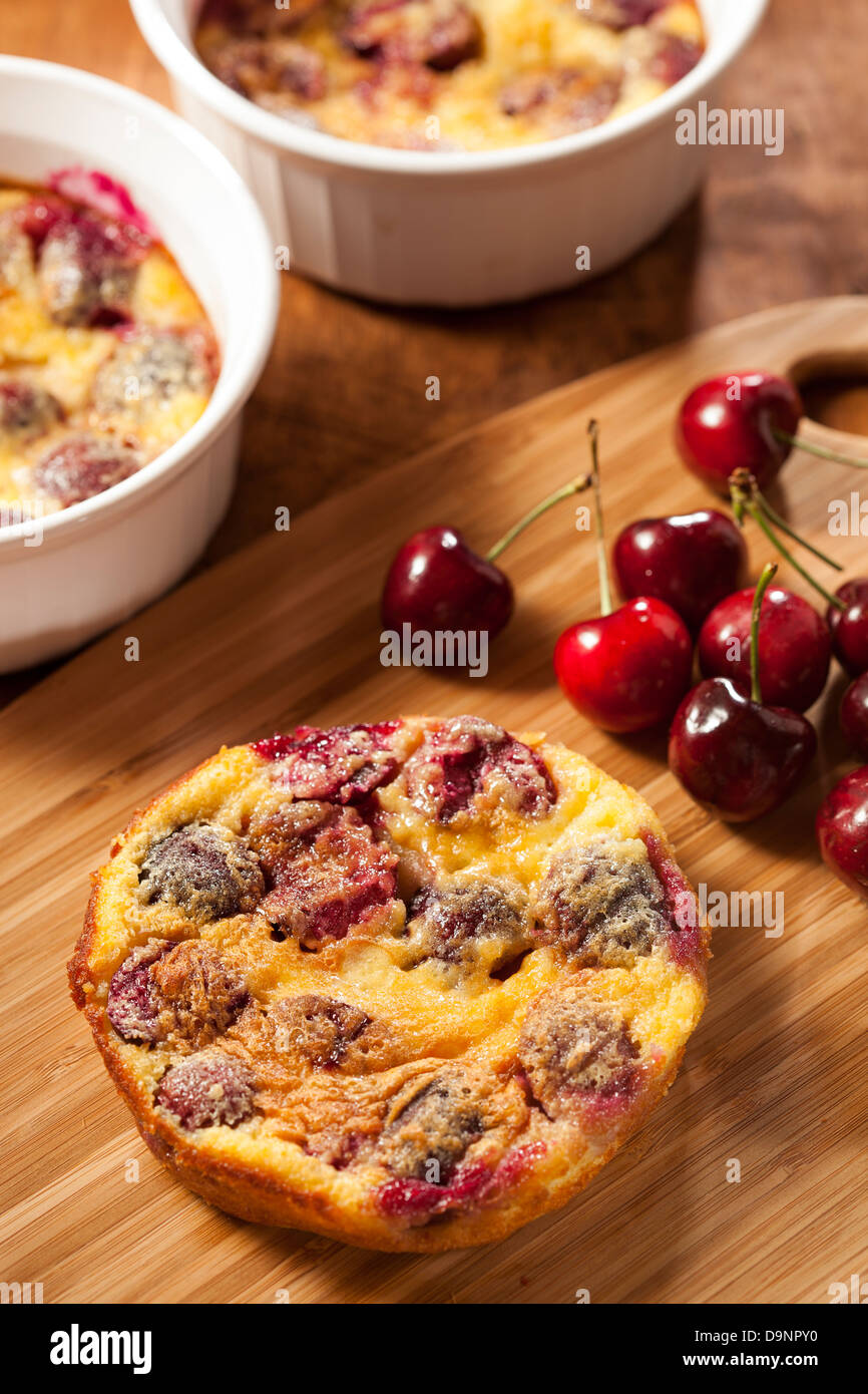 Bio Cherry Cobbler Kuchen in einem einzigen servieren Gericht Stockfoto