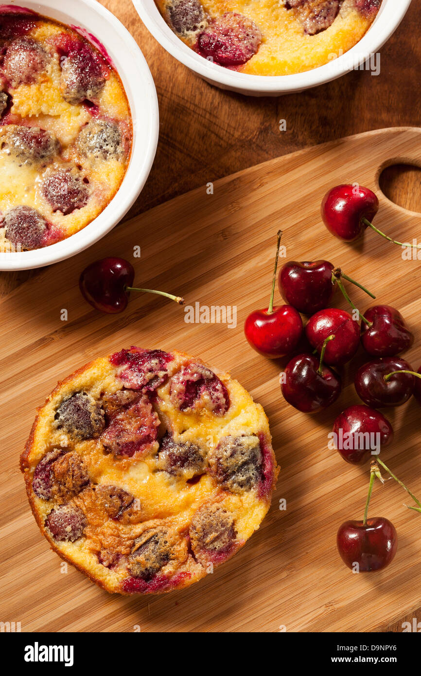 Bio Cherry Cobbler Kuchen in einem einzigen servieren Gericht Stockfoto